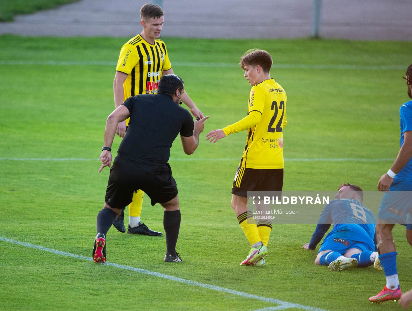 Domaren in aktion i matchen i division 2 mellan IFK