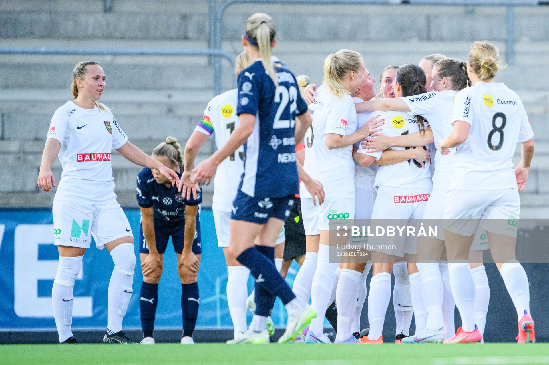 Brommapojkarna spelare jublar