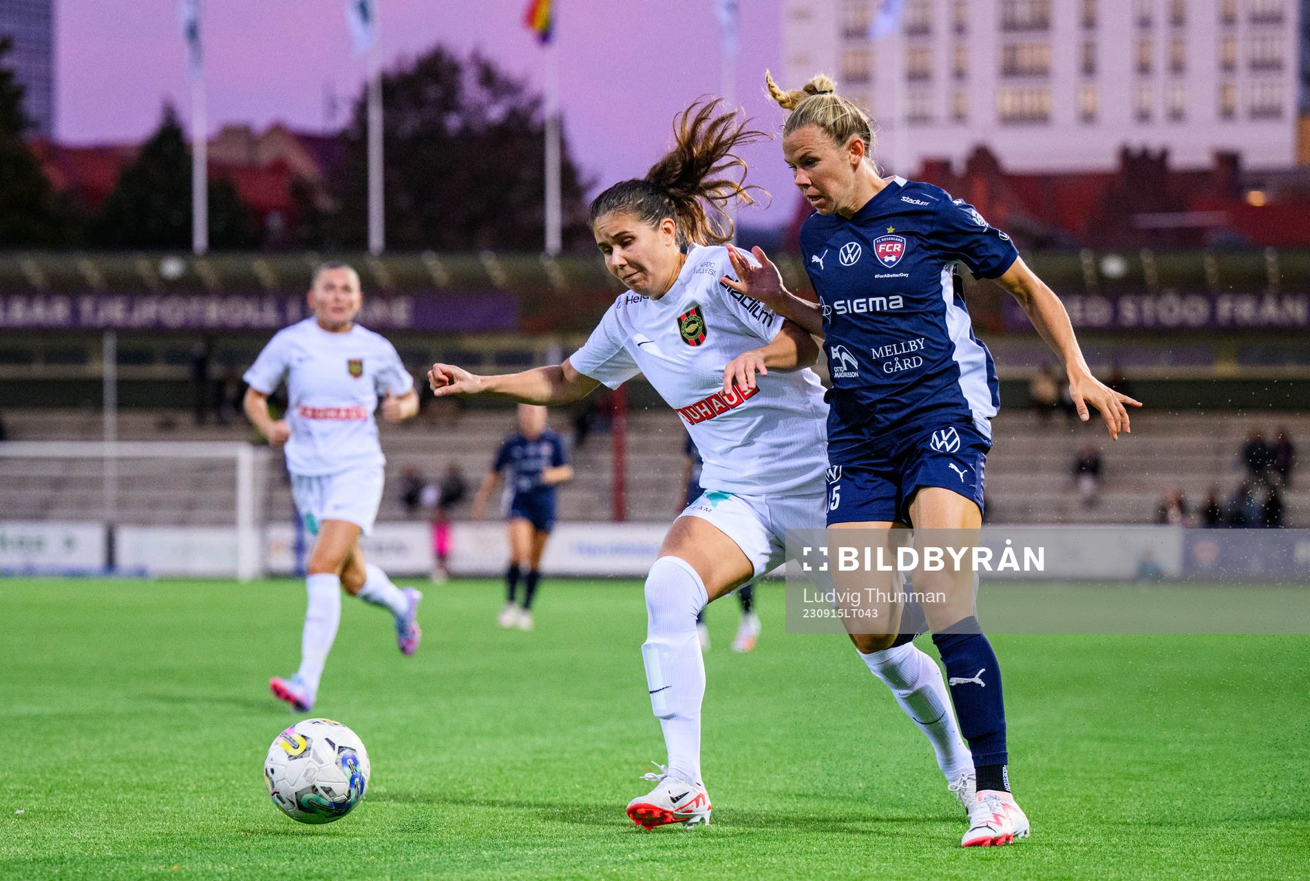 Brommapojkarnas Julia Olsson och FC Rosengårds Jessica Wik