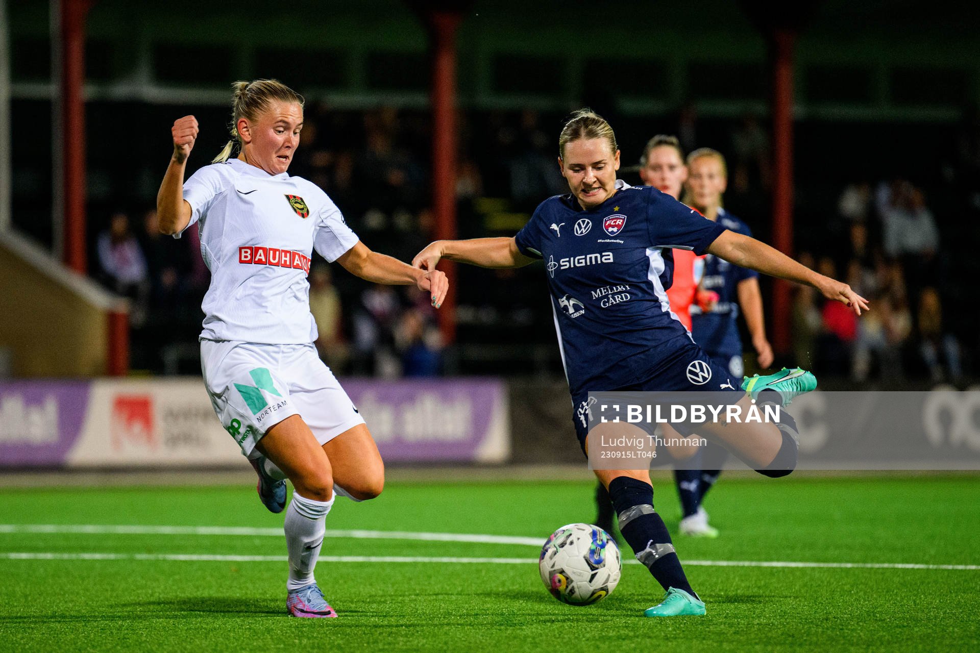 Brommapojkarnas Ellen Toivio och FC Rosengårds Emma Jansson