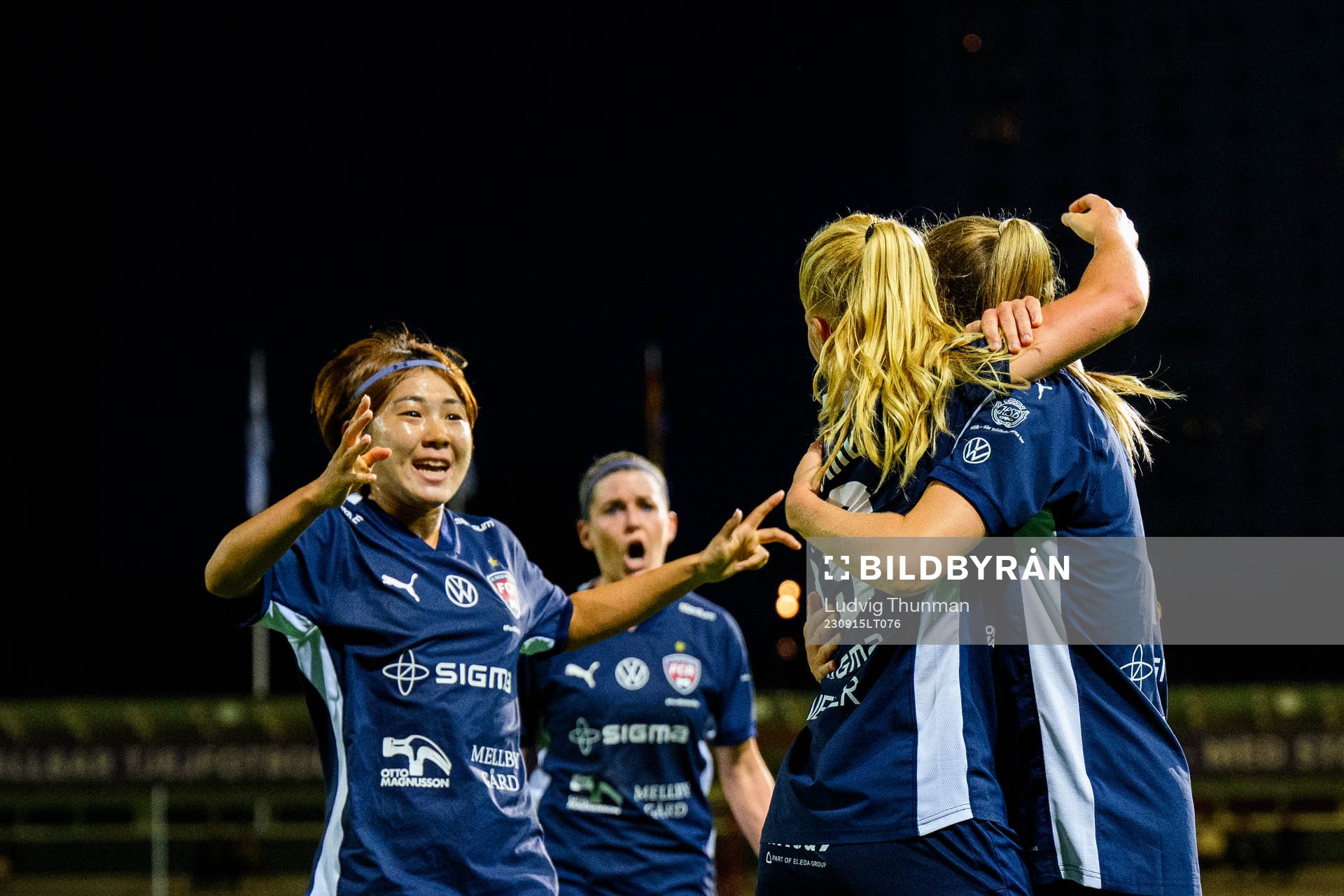 FC Rosengårds Mai Kadowaki jublar med Sofie Bruun