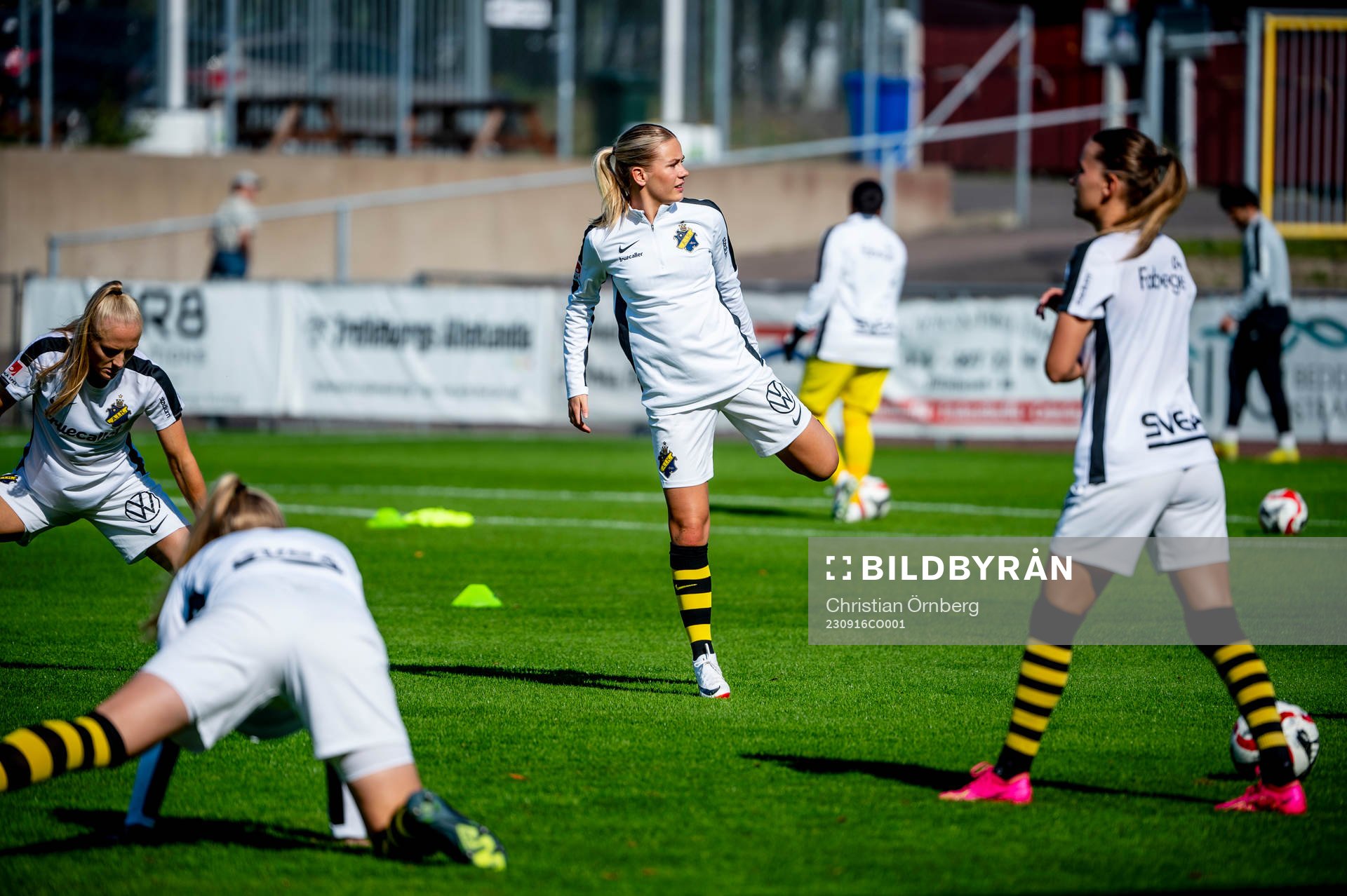 AIKs spelare värmer upp innan fotbollsmatchen i Elitettan