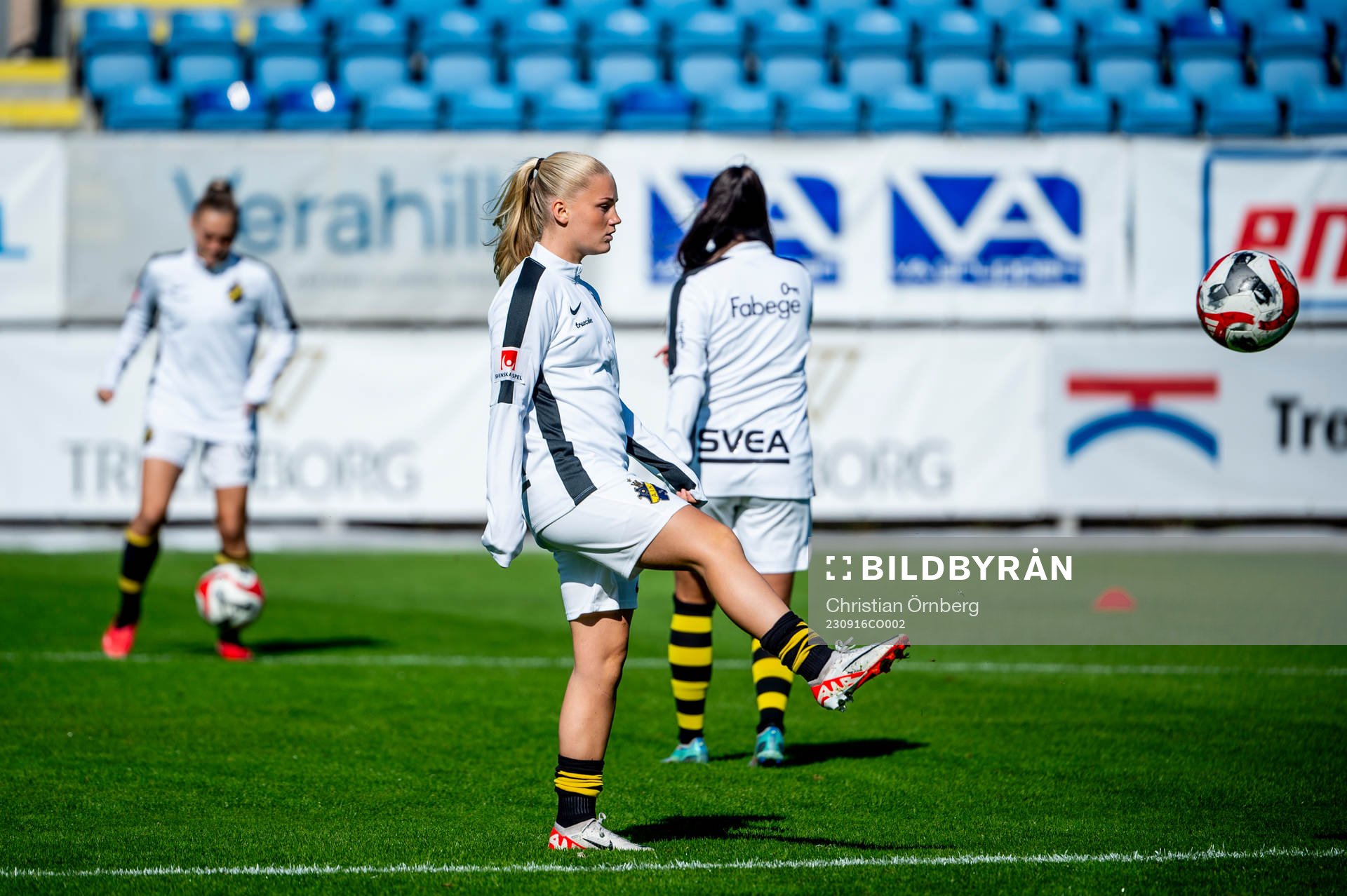 AIKs spelare värmer upp innan fotbollsmatchen i Elitettan