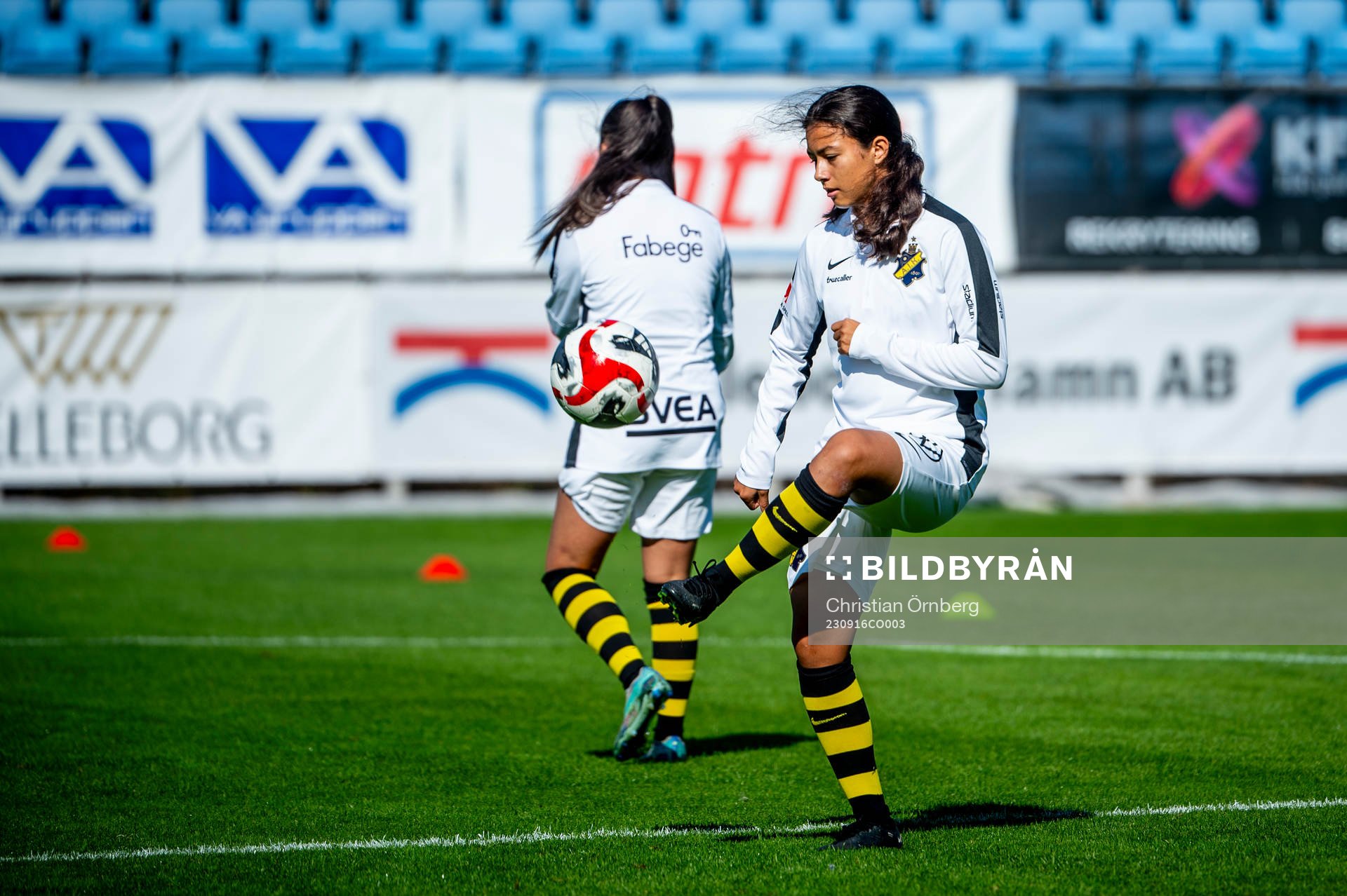 AIKs spelare värmer upp innan fotbollsmatchen i Elitettan