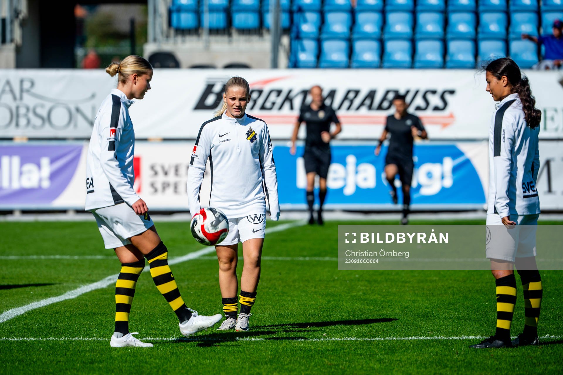 AIKs spelare värmer upp innan fotbollsmatchen i Elitettan
