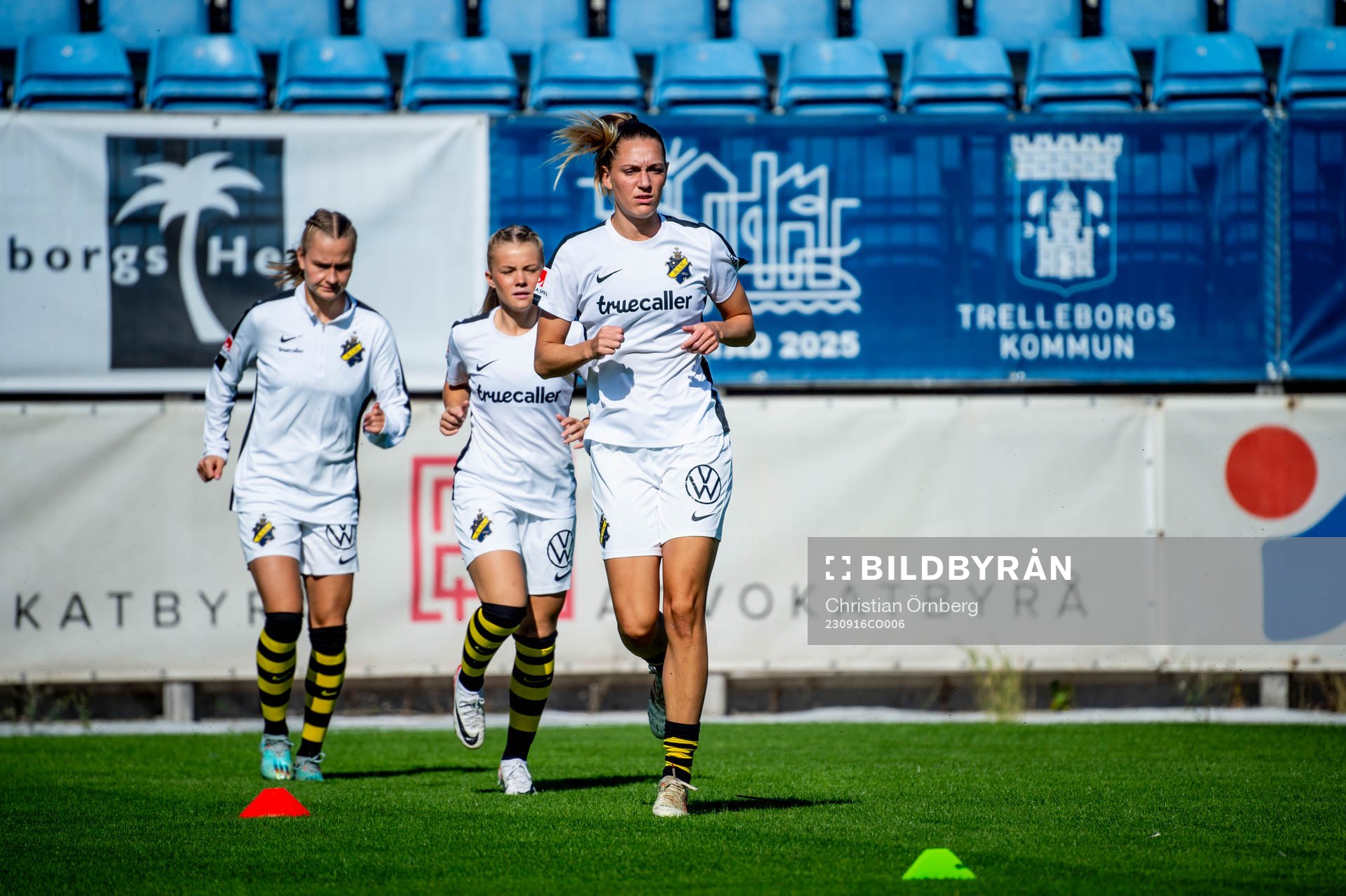 AIKs spelare värmer upp innan fotbollsmatchen i Elitettan