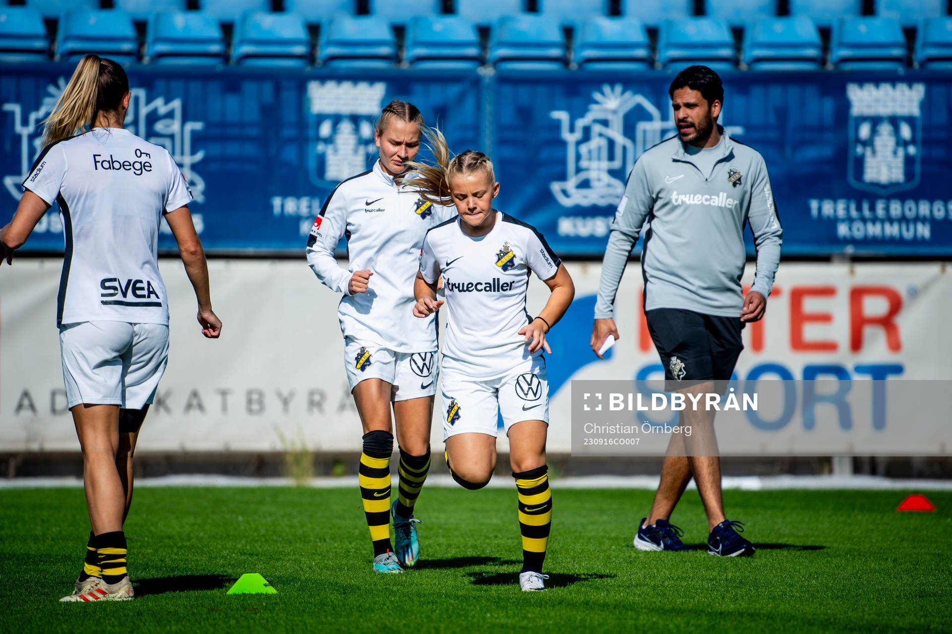 AIKs spelare värmer upp innan fotbollsmatchen i Elitettan