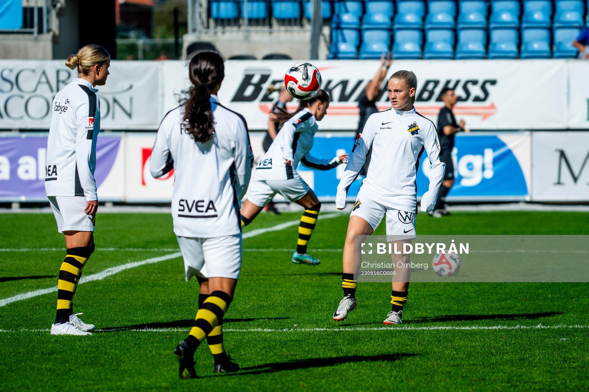 AIKs spelare värmer upp innan fotbollsmatchen i Elitettan