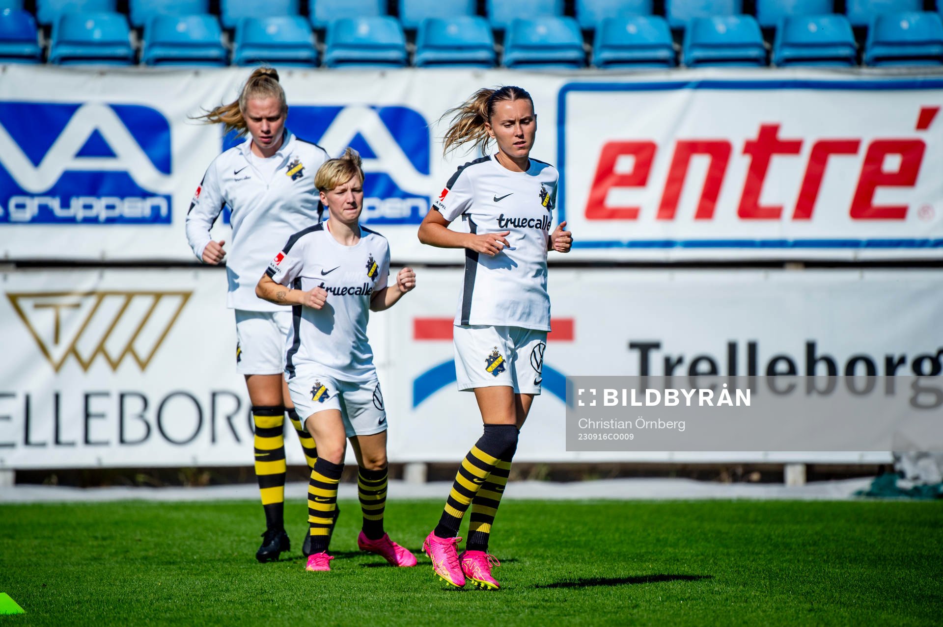 AIKs spelare värmer upp innan fotbollsmatchen i Elitettan