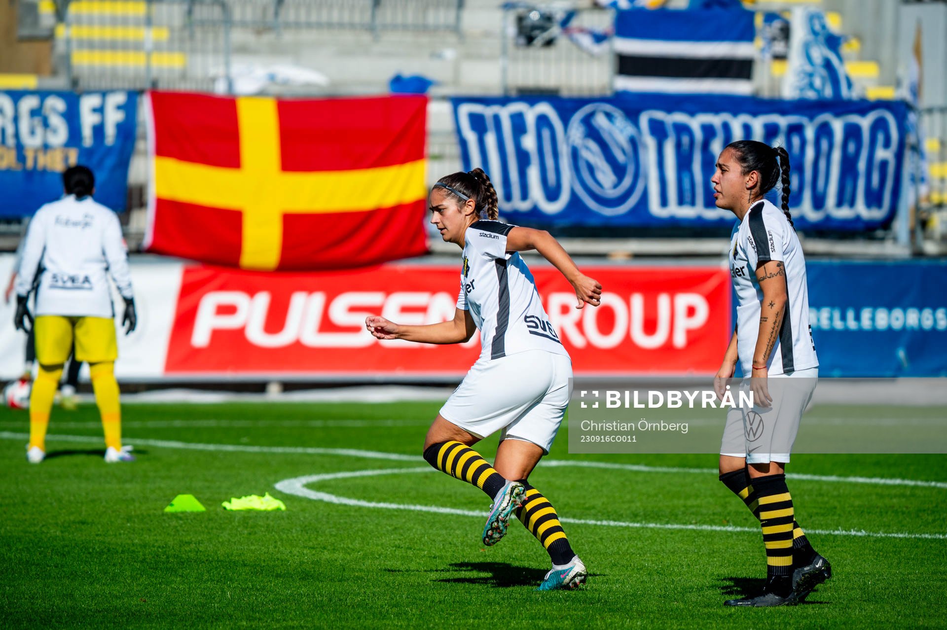 AIKs spelare värmer upp innan fotbollsmatchen i Elitettan