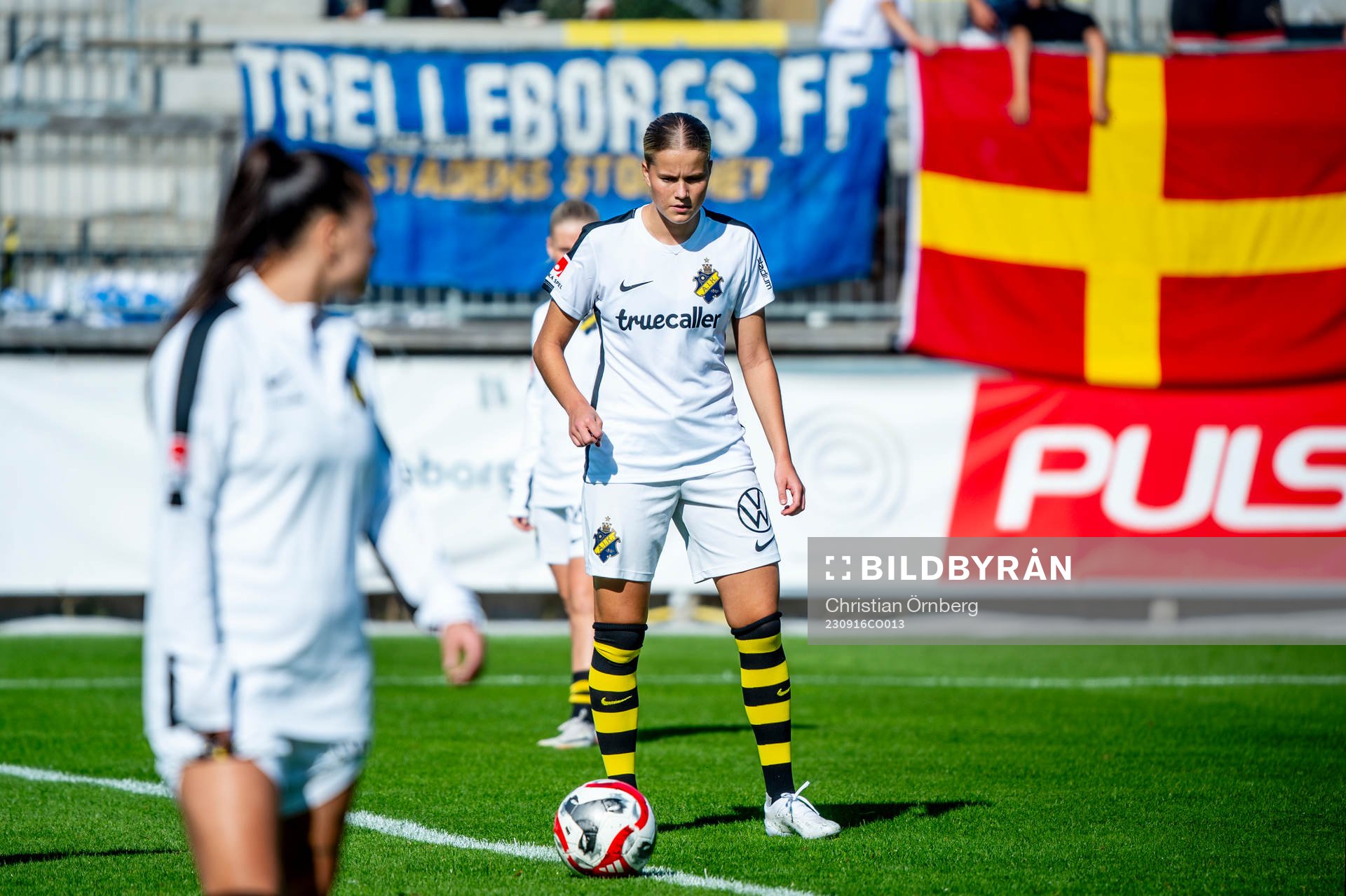 AIKs spelare värmer upp innan fotbollsmatchen i Elitettan