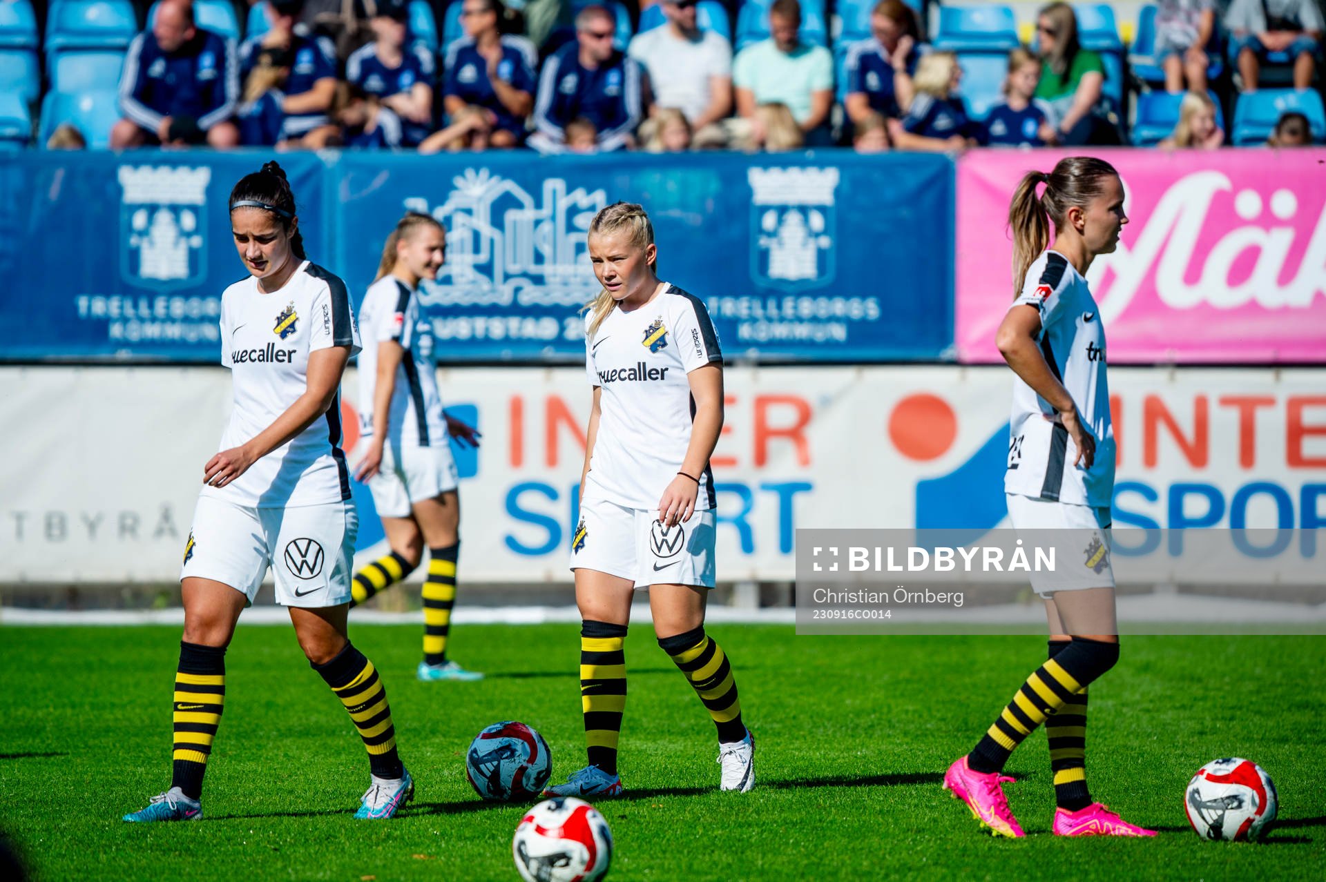 AIKs spelare värmer upp innan fotbollsmatchen i Elitettan