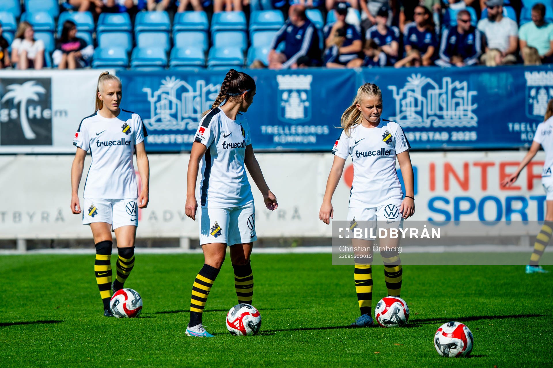 AIKs spelare värmer upp innan fotbollsmatchen i Elitettan