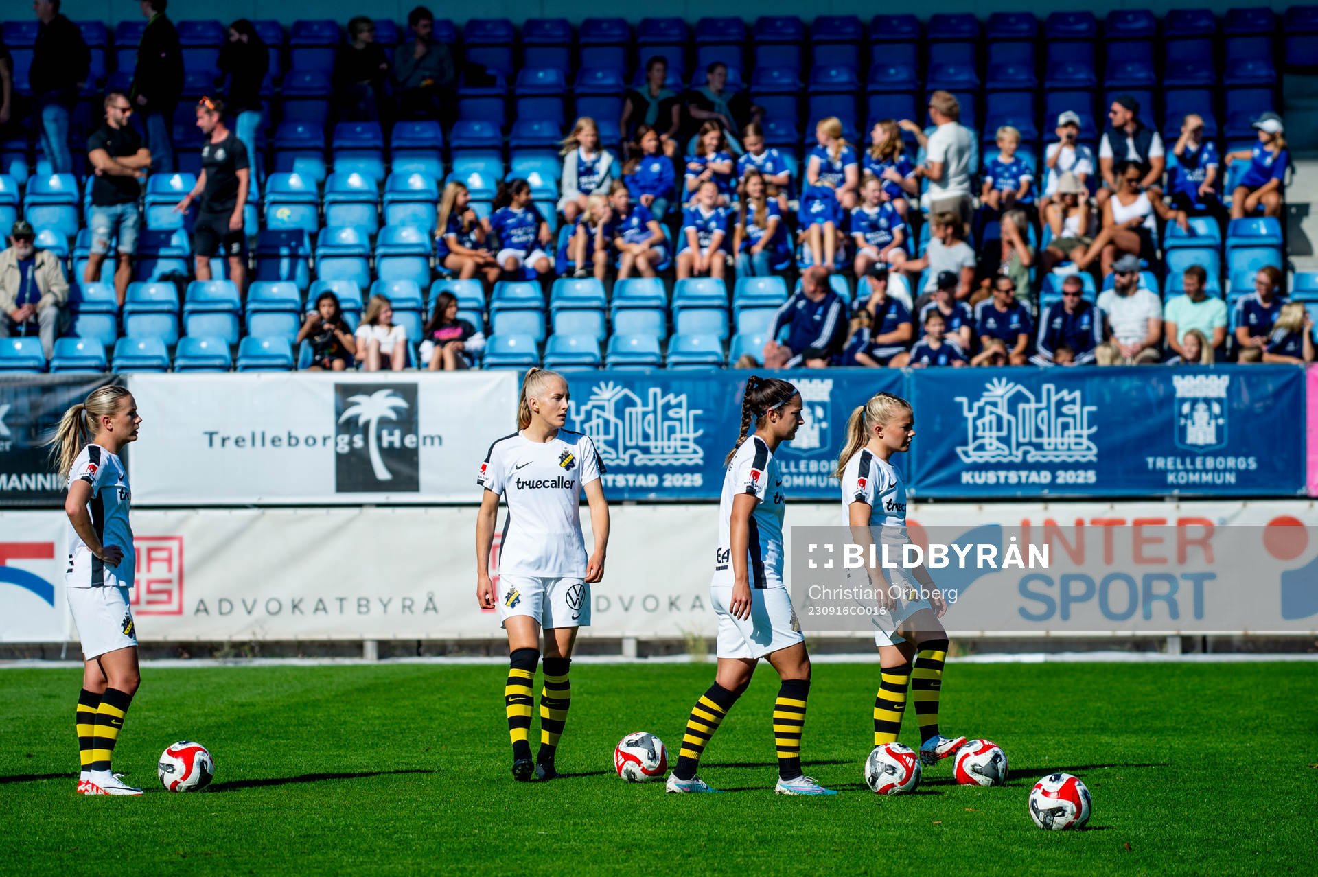 AIKs spelare värmer upp innan fotbollsmatchen i Elitettan