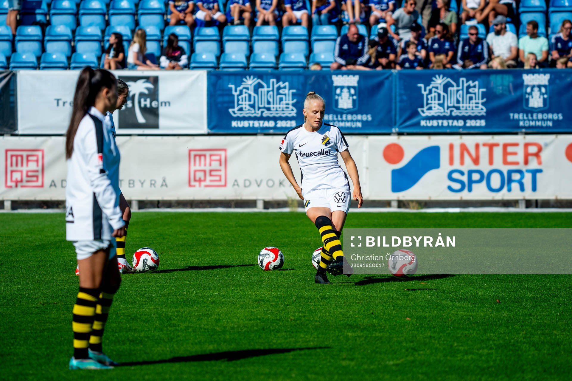 AIKs spelare värmer upp innan fotbollsmatchen i Elitettan