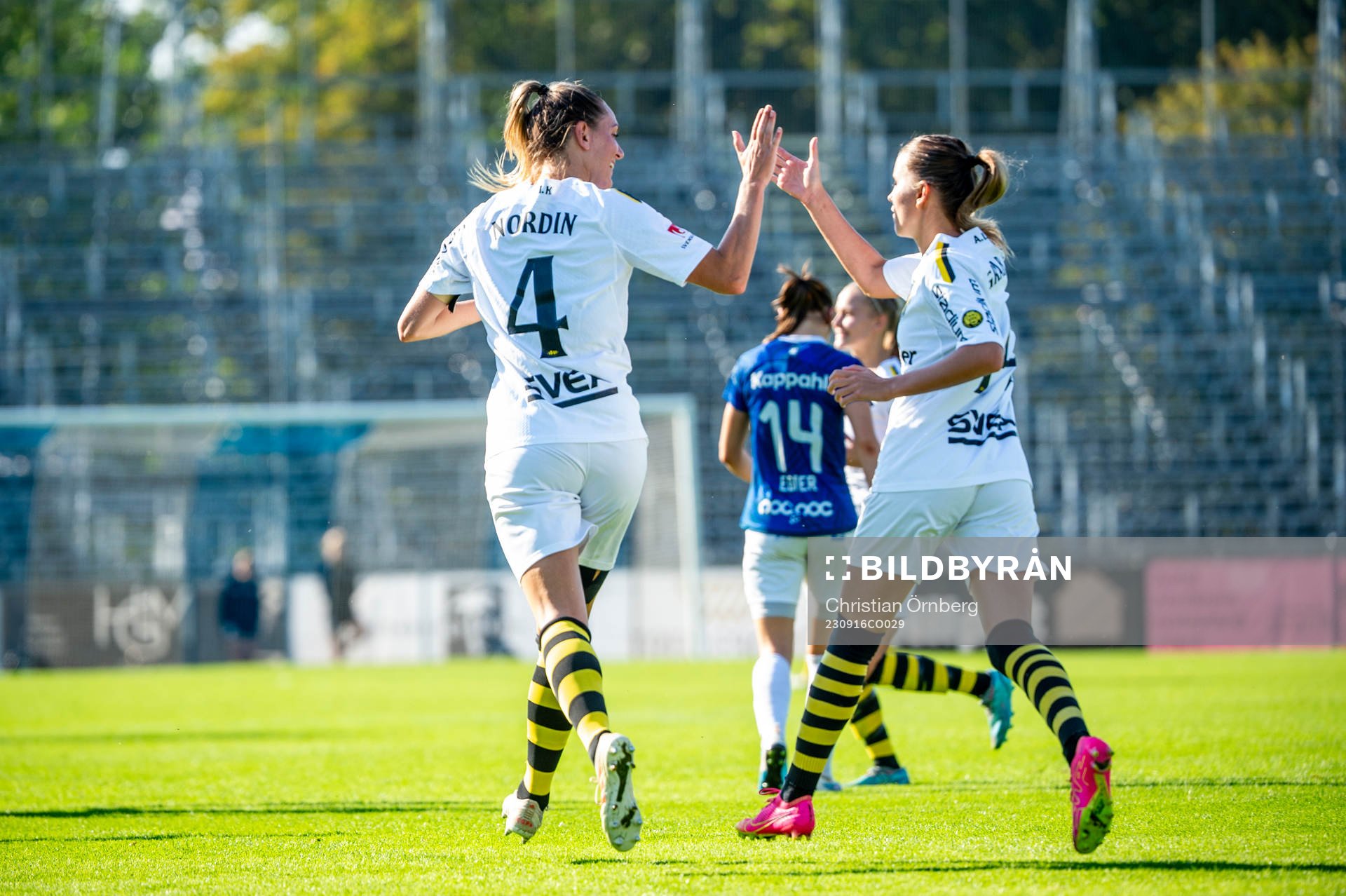 AIKs Jennie Nordin och Adelisa Grabus jublar