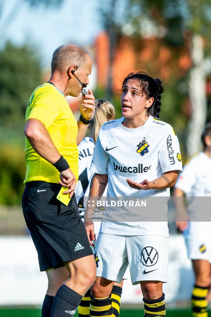 Domare Niklas Olsson ger AIKs Michelle Rojas Flores gult