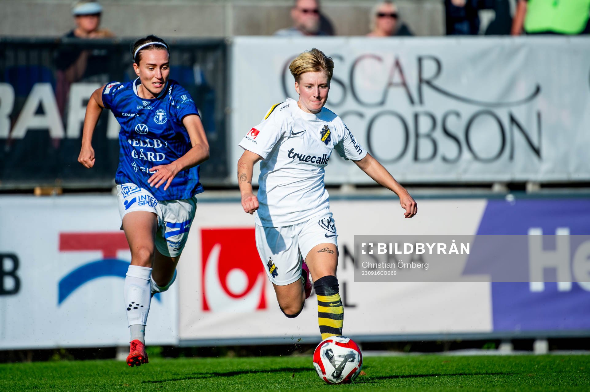 Trelleborgs Viktoria Persson mot AIKs Monica Hagström