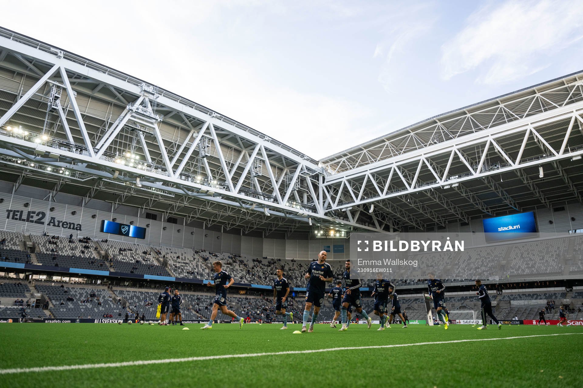 Djurgårdens Rasmus Schuller och Magnus Eriksson värmer