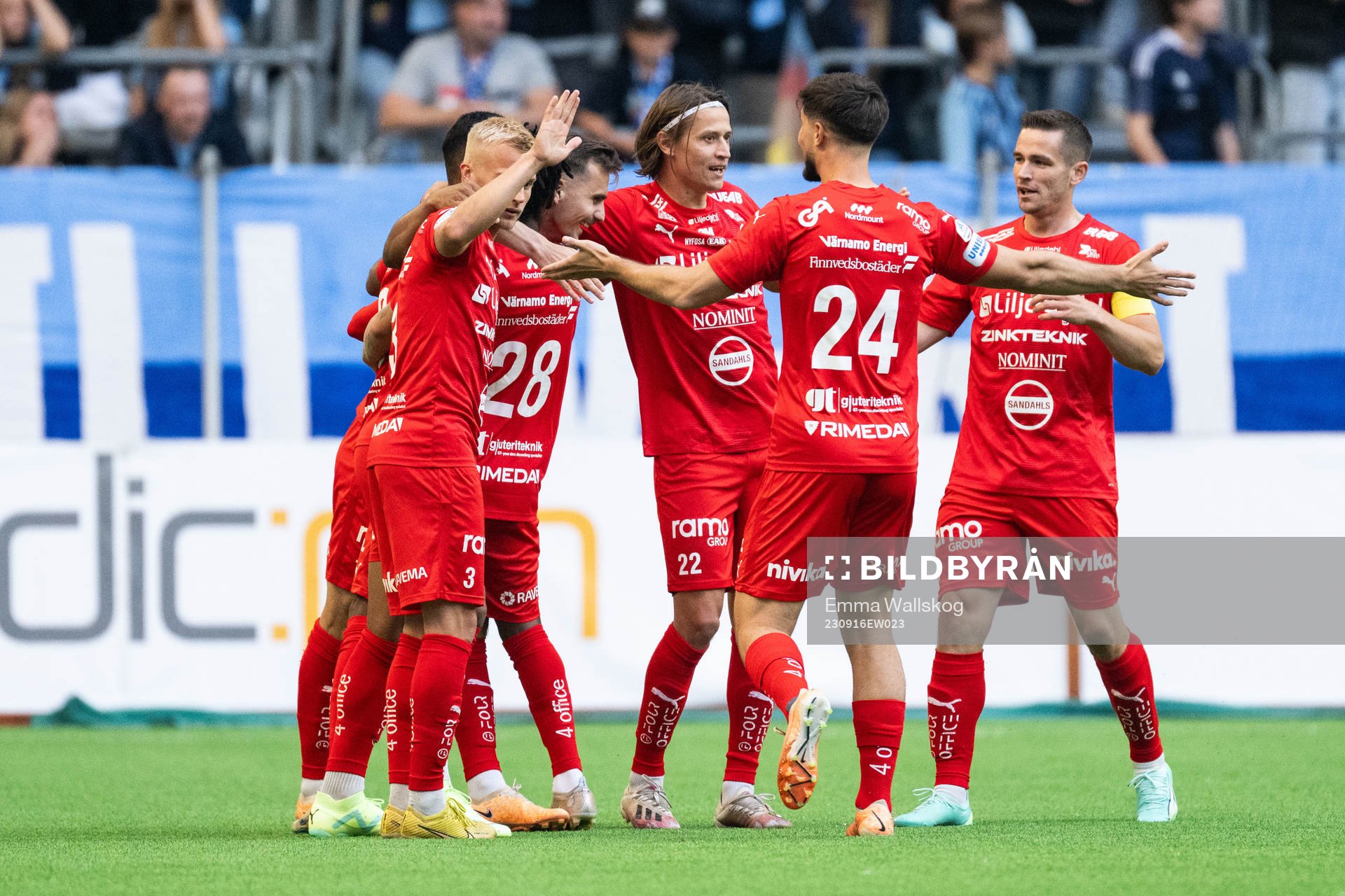 Värnamos Ajdin Zeljkovic jublar med lagkamrater