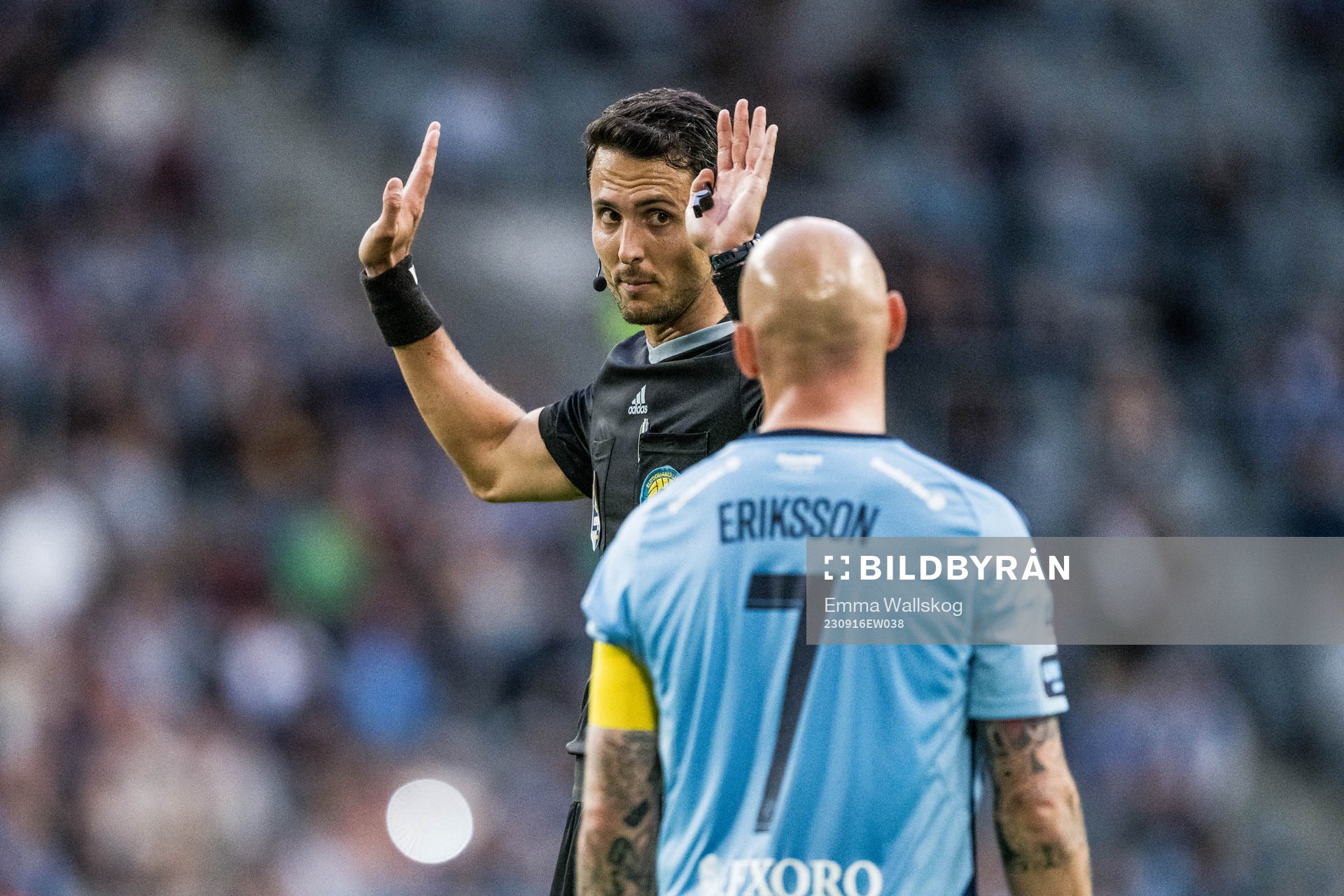 Domare Adi Aganovic och Djurgårdens Magnus Eriksson