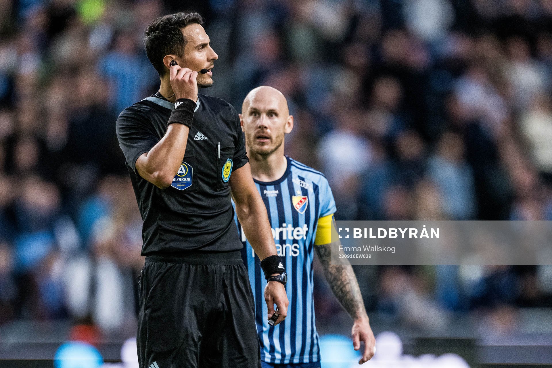 Djurgårdens Magnus Eriksson reagerar mot domare Adi