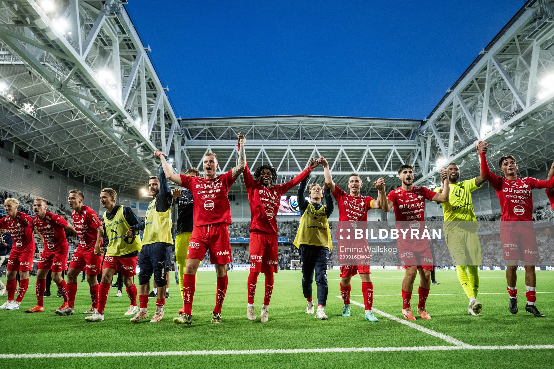 Värnamos spelare jublar efter fotbollsmatchen i Allsvenskan mellan Djurgården och Värnamo den 16 september 2023 i Stockholm. 