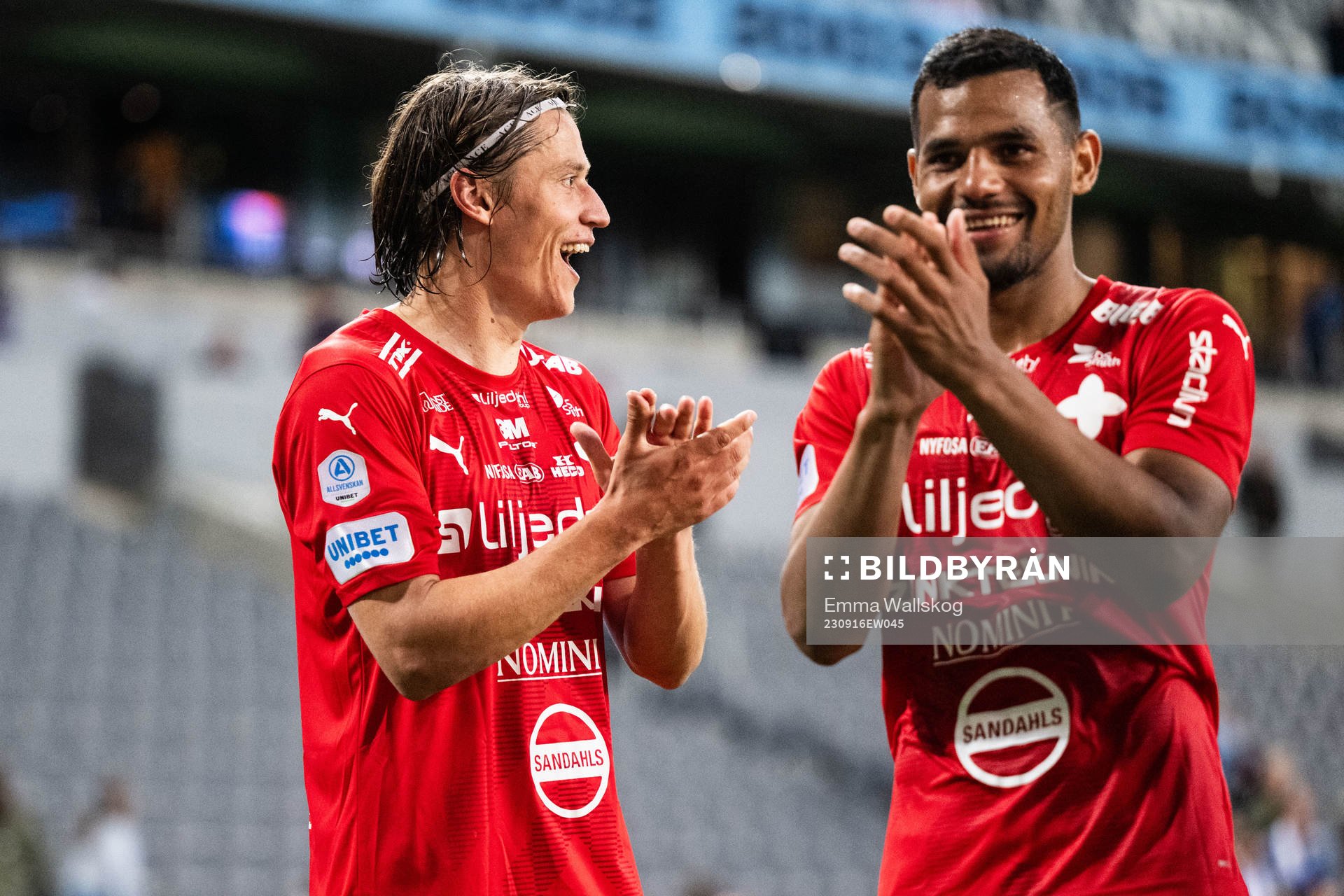 Värnamos Simon Thern och Wenderson Oliveira do Nascimento jublar efter fotbollsmatchen i Allsvenskan mellan Djurgården och Värnamo den 16 september 2023 i Stockholm.