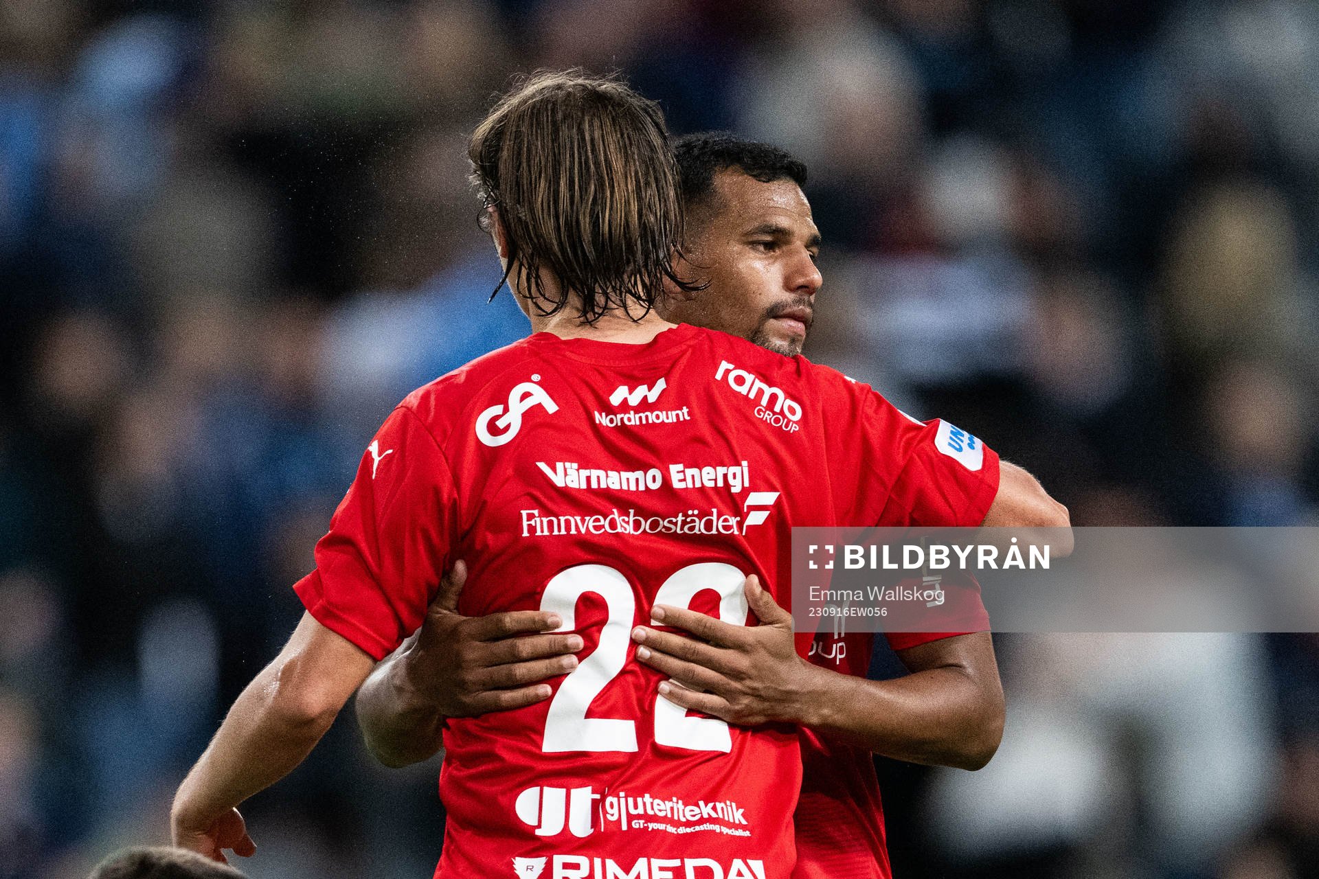 Värnamos Simon Thern och Wenderson Oliveira do Nascimento jublar efter fotbollsmatchen i Allsvenskan mellan Djurgården och Värnamo den 16 september 2023 i Stockholm.