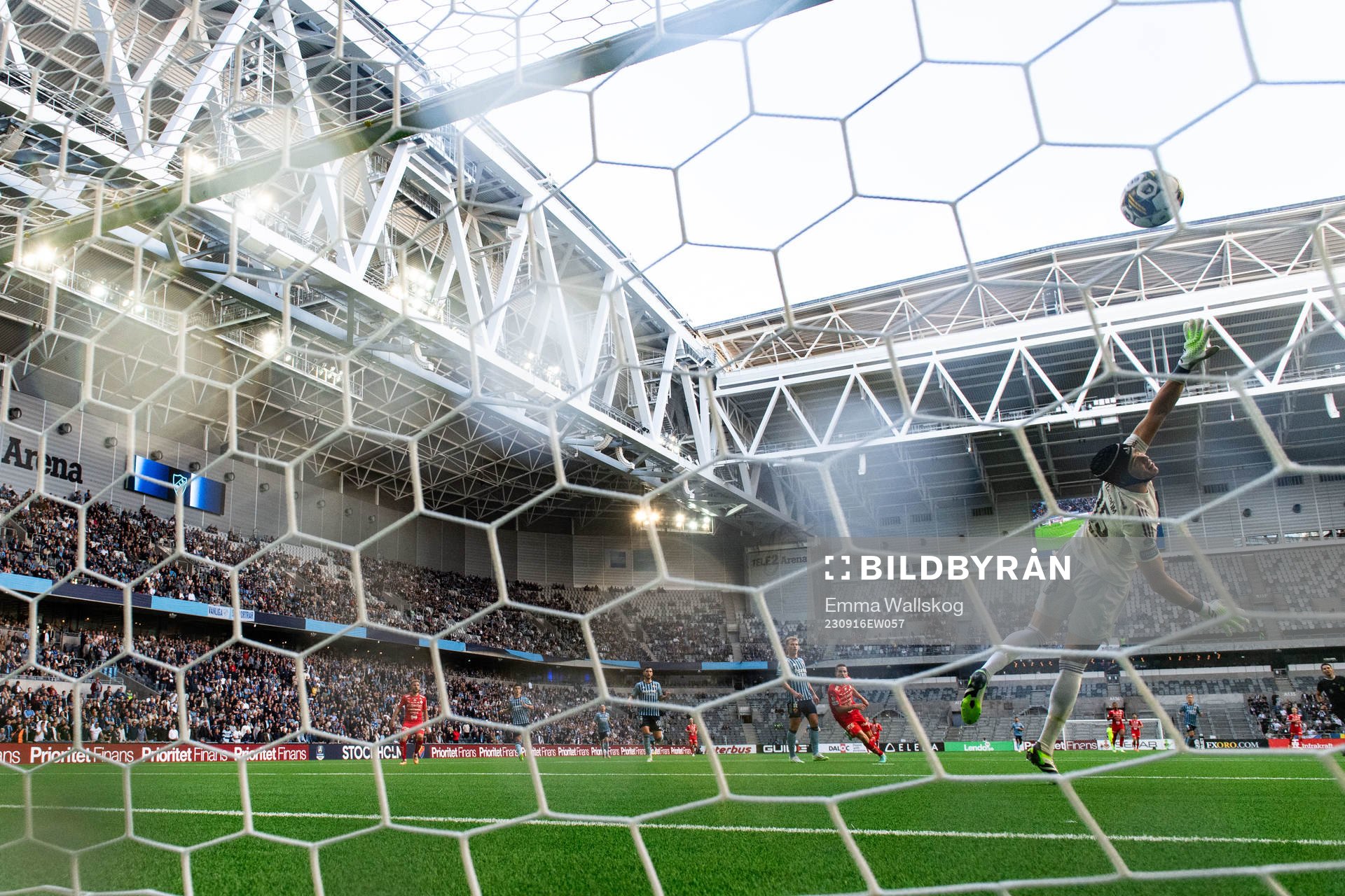 Djurgårdens målvakt Jacob Widell Zetterström släpper in 0-1 av Värnamos Ajdin Zeljkovic (ej i bild) under fotbollsmatchen i Allsvenskan mellan Djurgården och Värnamo den 16 september 2023 i Stockholm.