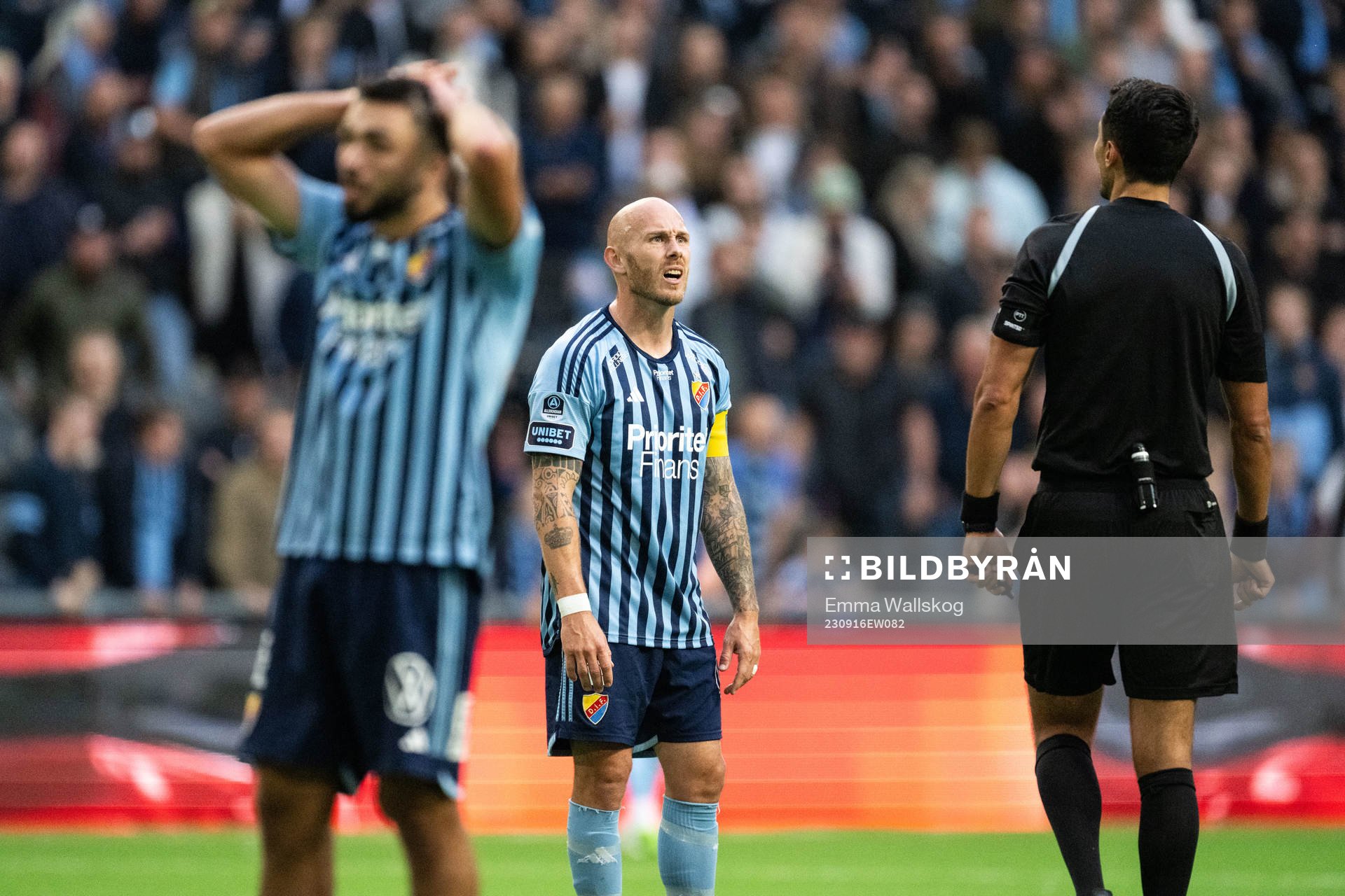 Djurgårdens Magnus Eriksson reagerar mot Domare Adi Aganovic under fotbollsmatchen i Allsvenskan mellan Djurgården och Värnamo den 16 september 2023 i Stockholm.