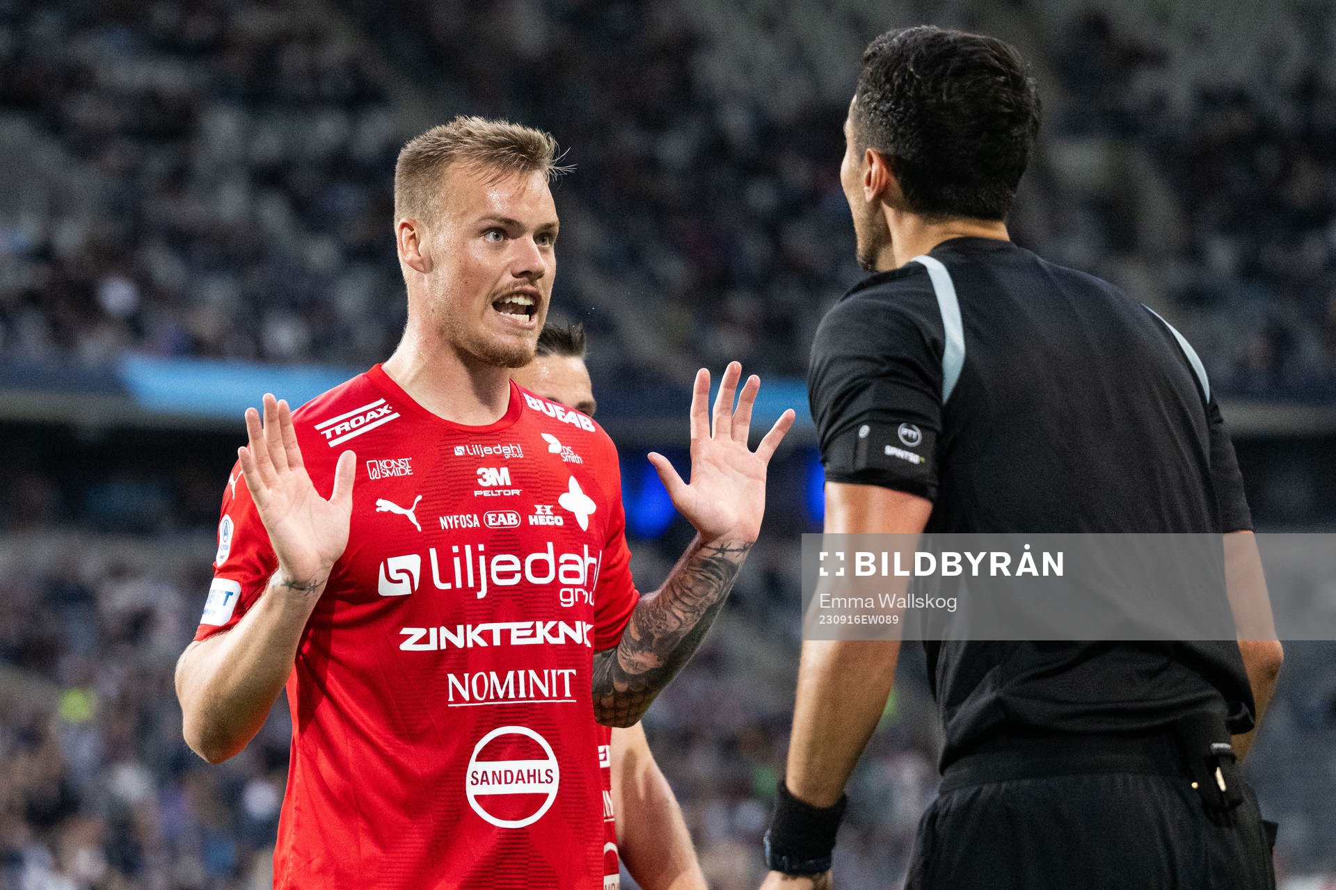 Värnamos Victor Eriksson reagerar mot domare Adi Aganovic under fotbollsmatchen i Allsvenskan mellan Djurgården och Värnamo den 16 september 2023 i Stockholm.