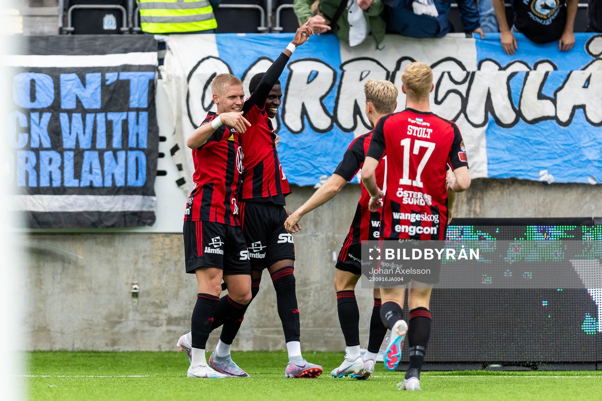 Östersunds Calvin Kabuye jublar med lagkamrater