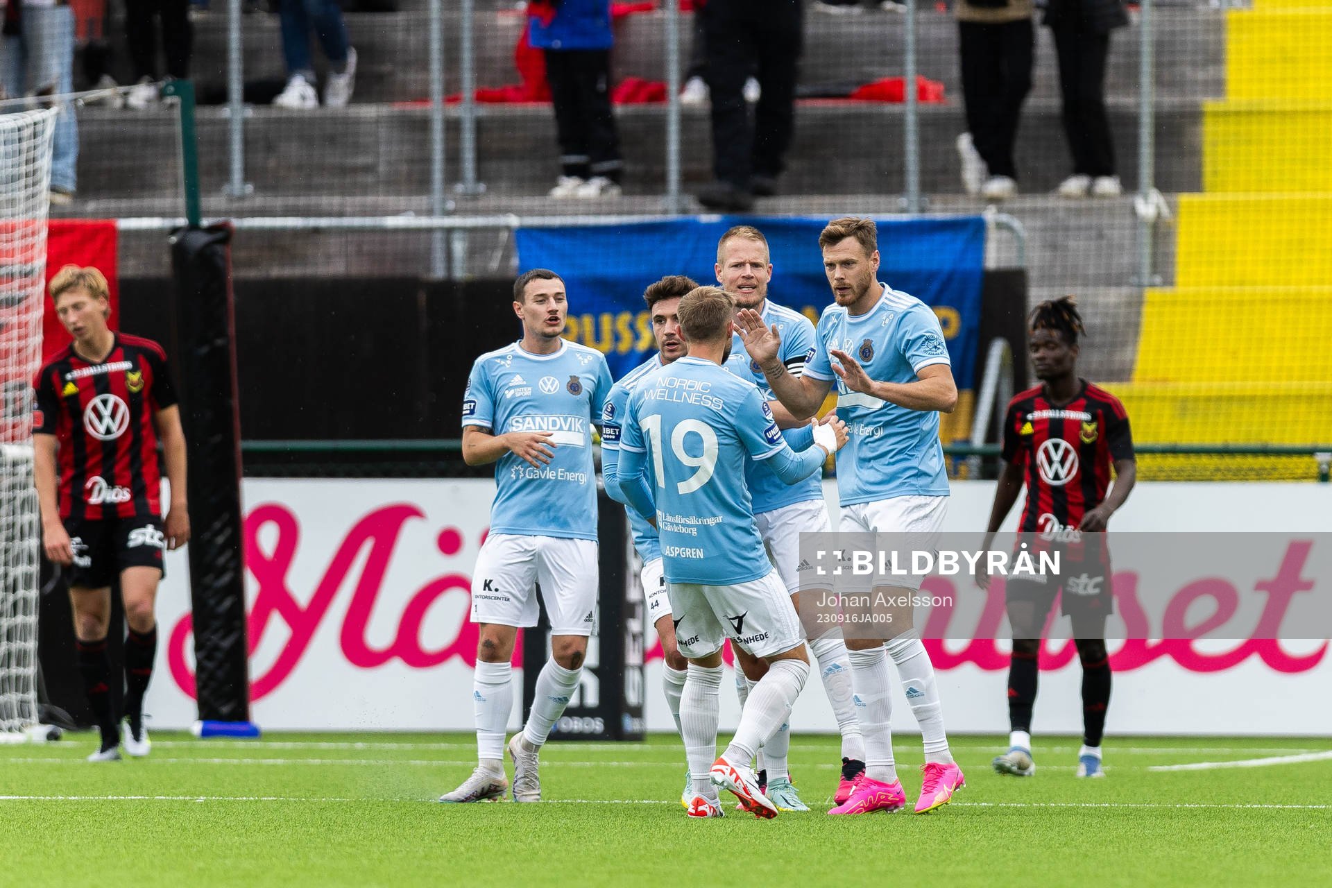 Gefles Leo Englund jublar med lagkamrater