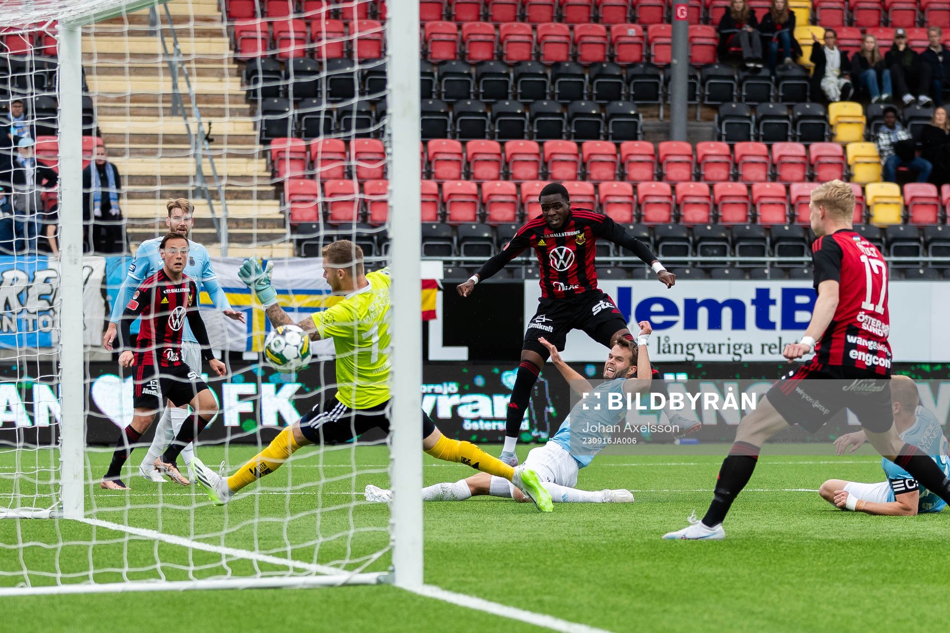 Östersunds Calvin Kabuye gör 1-0
