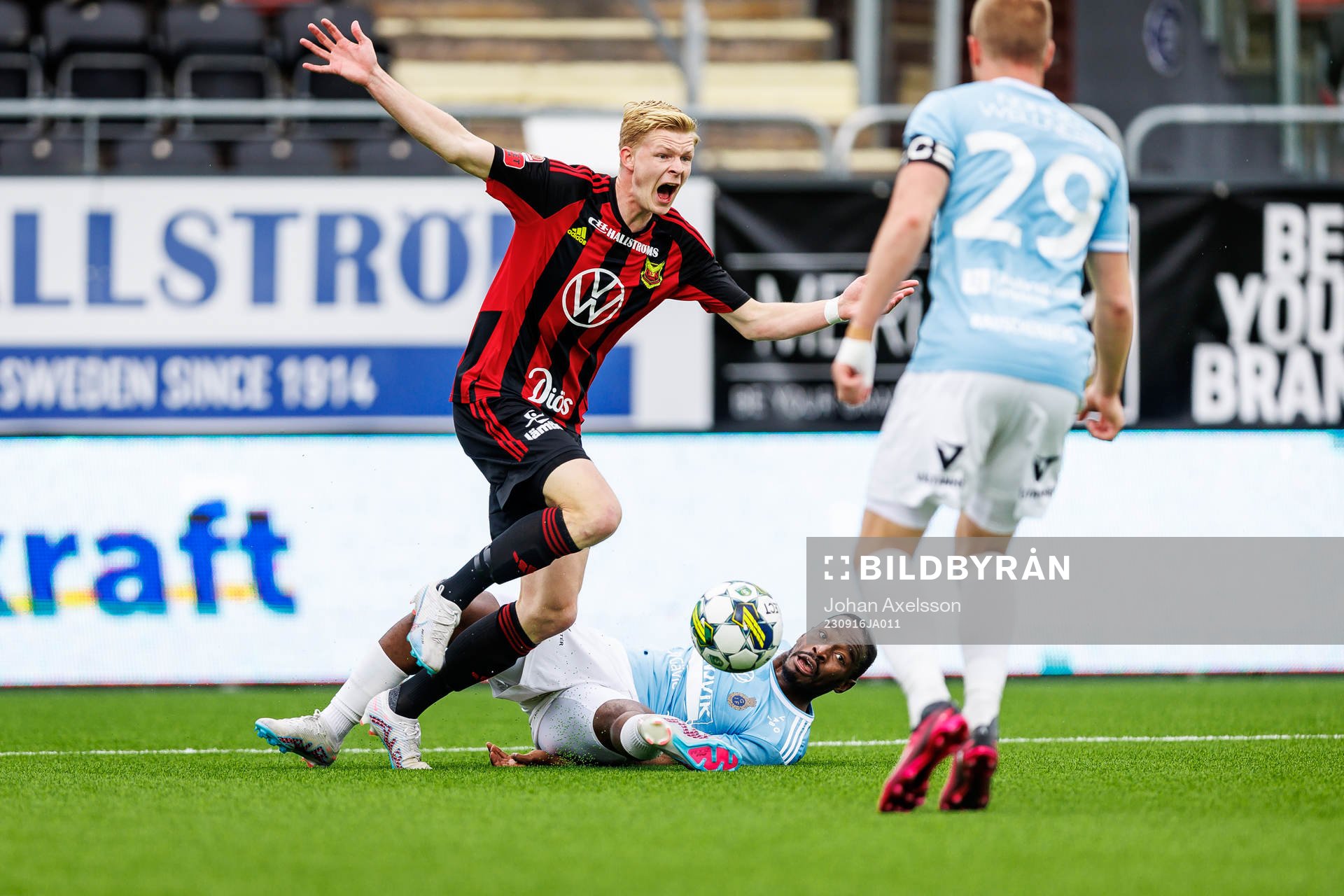 Östersunds Malcolm Stolt reagerar på en situtation