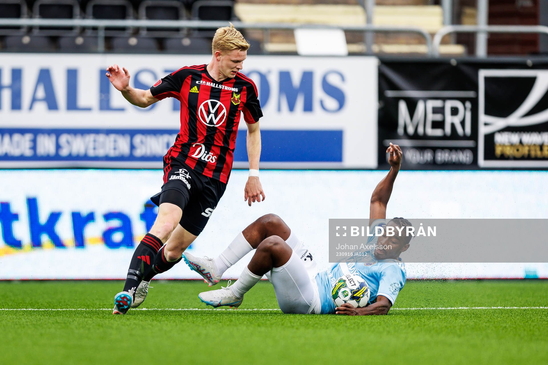 Malcolm Stolt i kamp med Gefles York Rafael under fotbollsmatchen i Superettan mellan Östersund och Gefle den 16 september 2023 i Östersund.