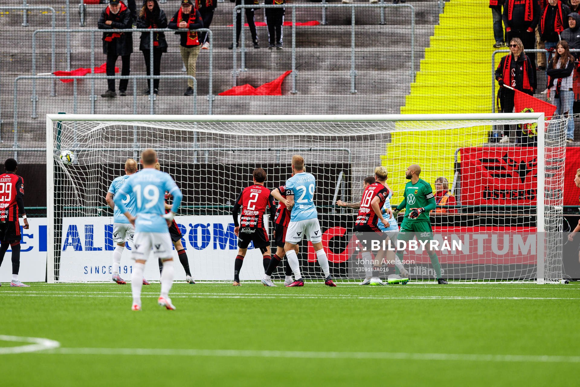 Gefles Leo Englund (ej i bild) gör 1-1