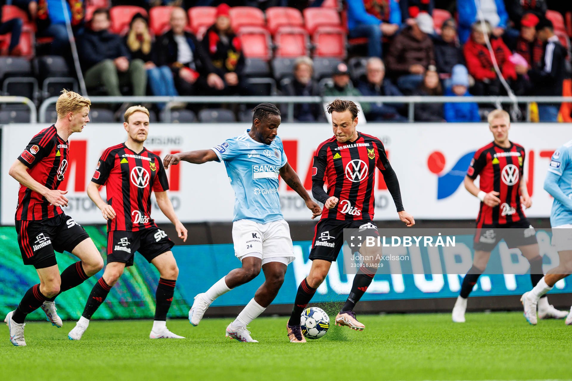 Gefles York Rafael i kamp med Östersunds Cesar Weilid under fotbollsmatchen i Superettan mellan Östersund och Gefle den 16 september 2023 i Östersund.