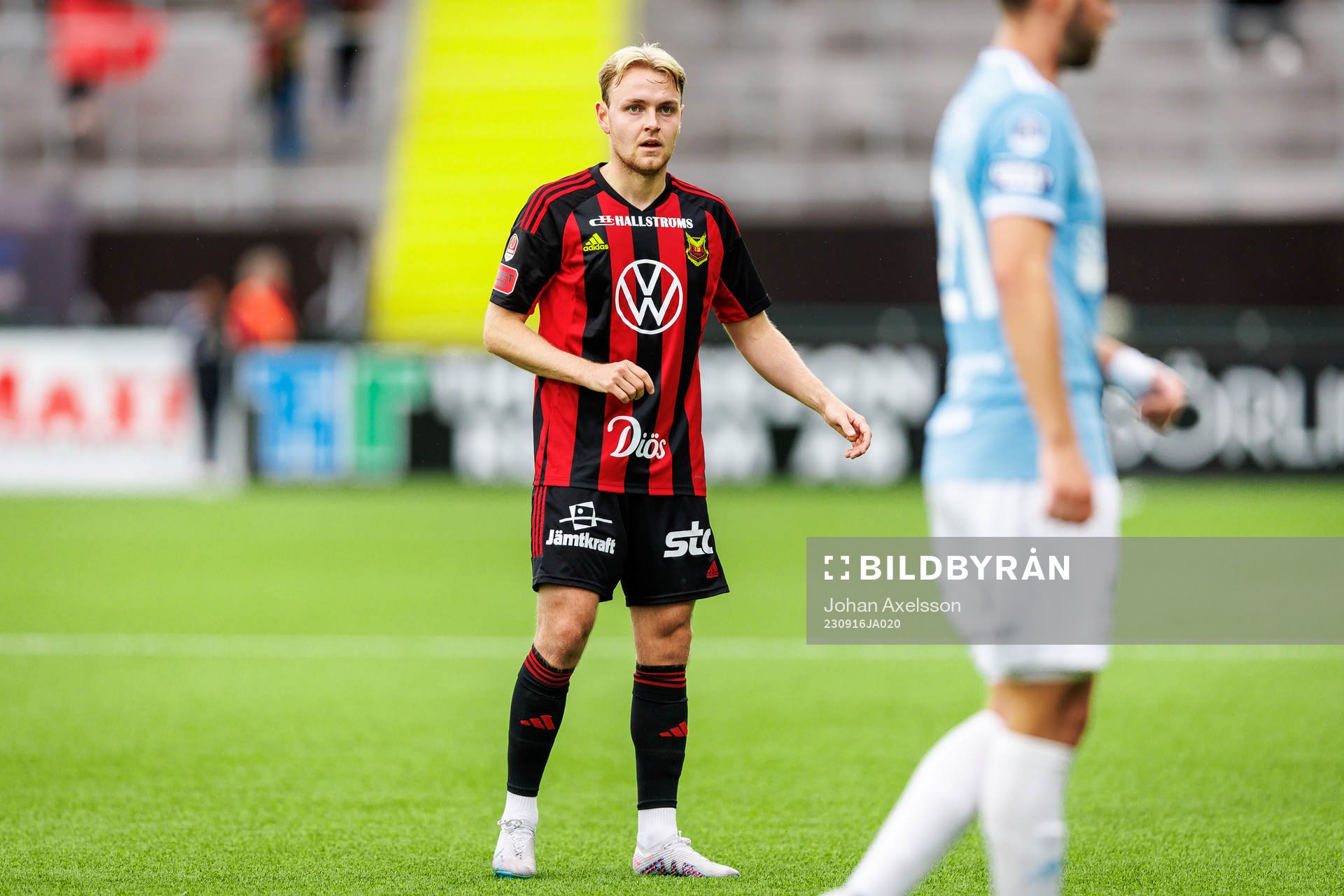under Östersunds Simon Marklund fotbollsmatchen i
