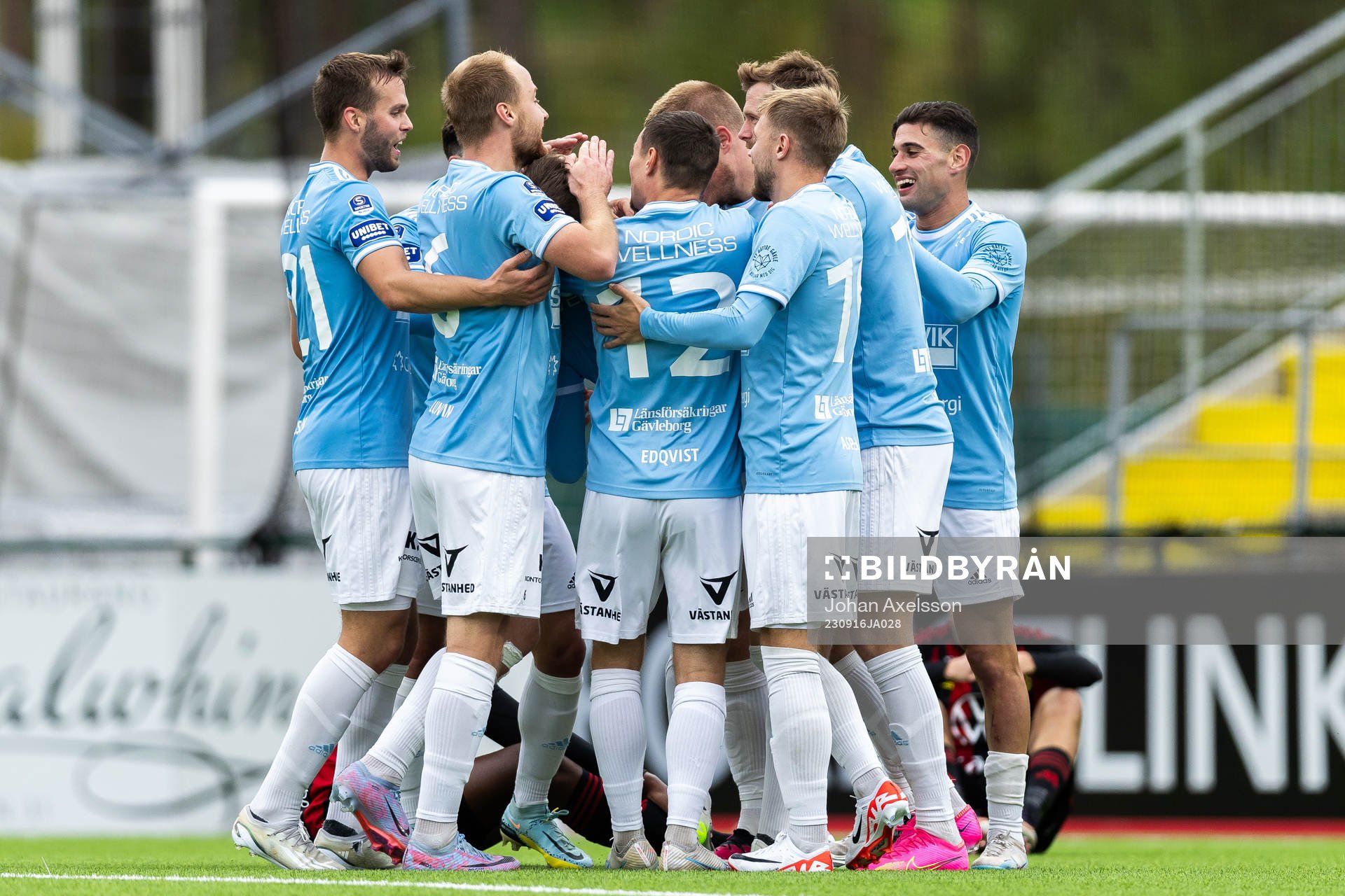 Gefles Jacob Hjelte jublar med lagkamrater