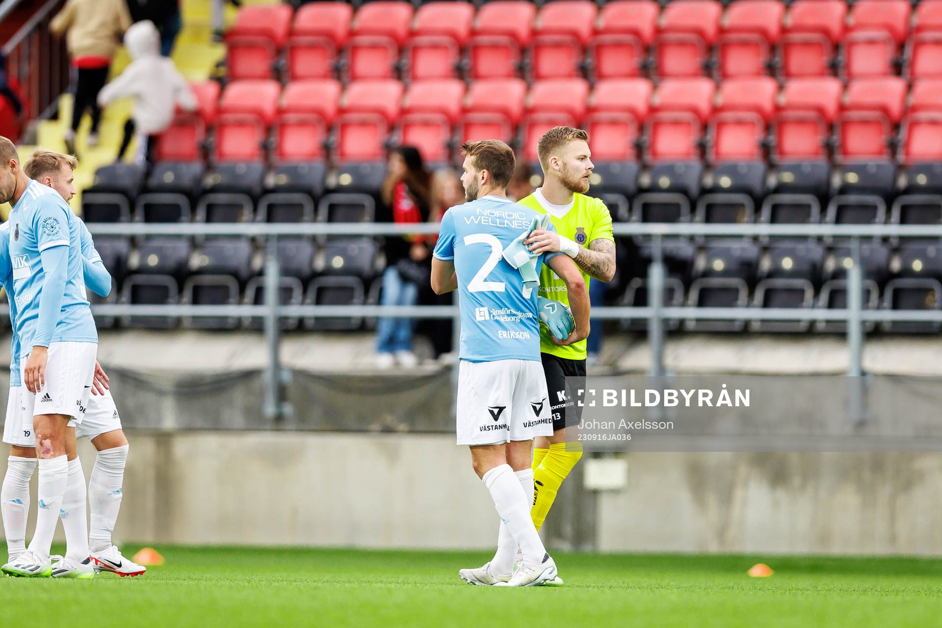 Gefles York Rafael klappar om målvakt Robin Wallinder