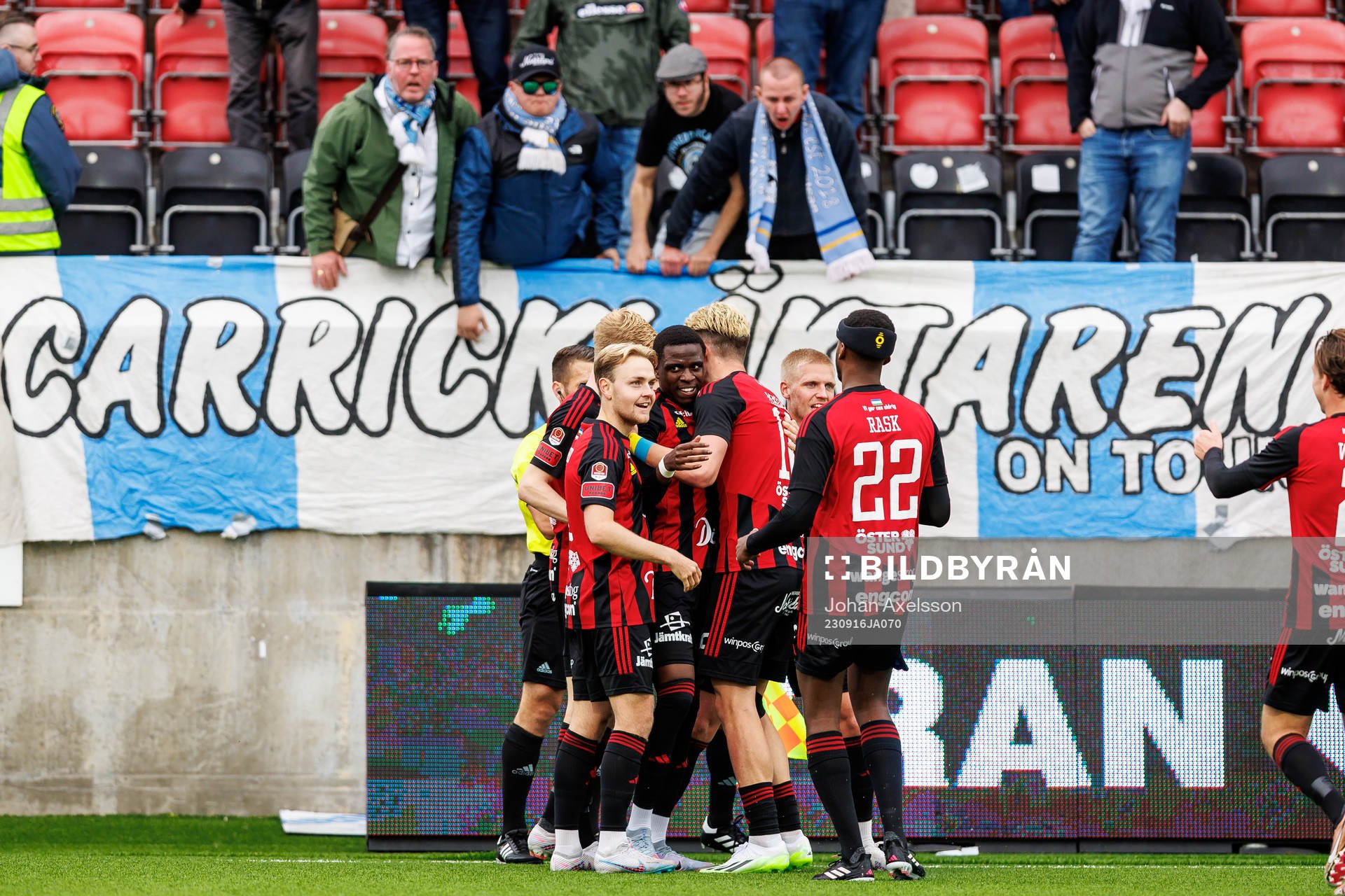 Östersunds Calvin Kabuye  jublar med lagkamrater