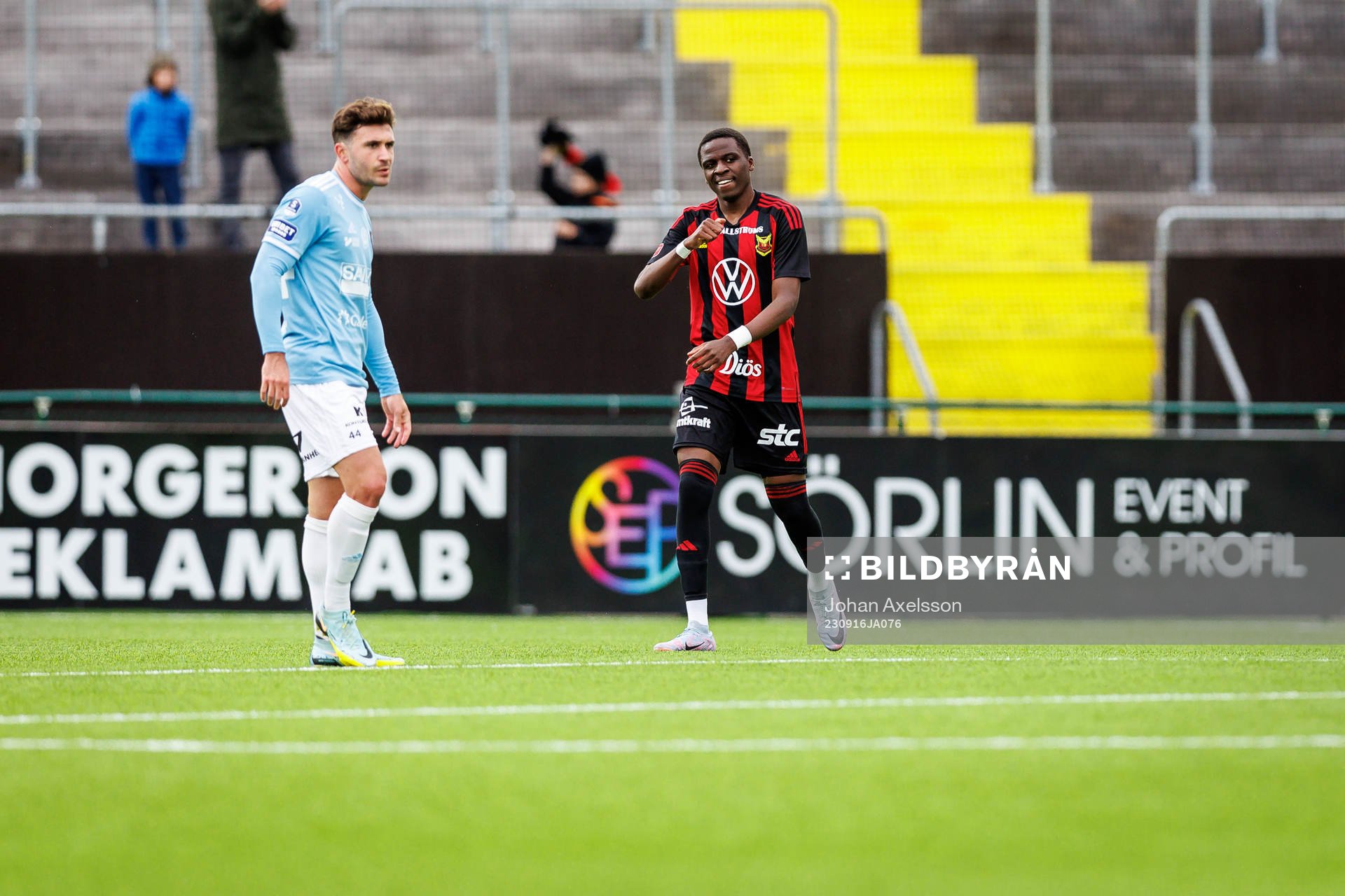 Östersunds Calvin Kabuye jublar