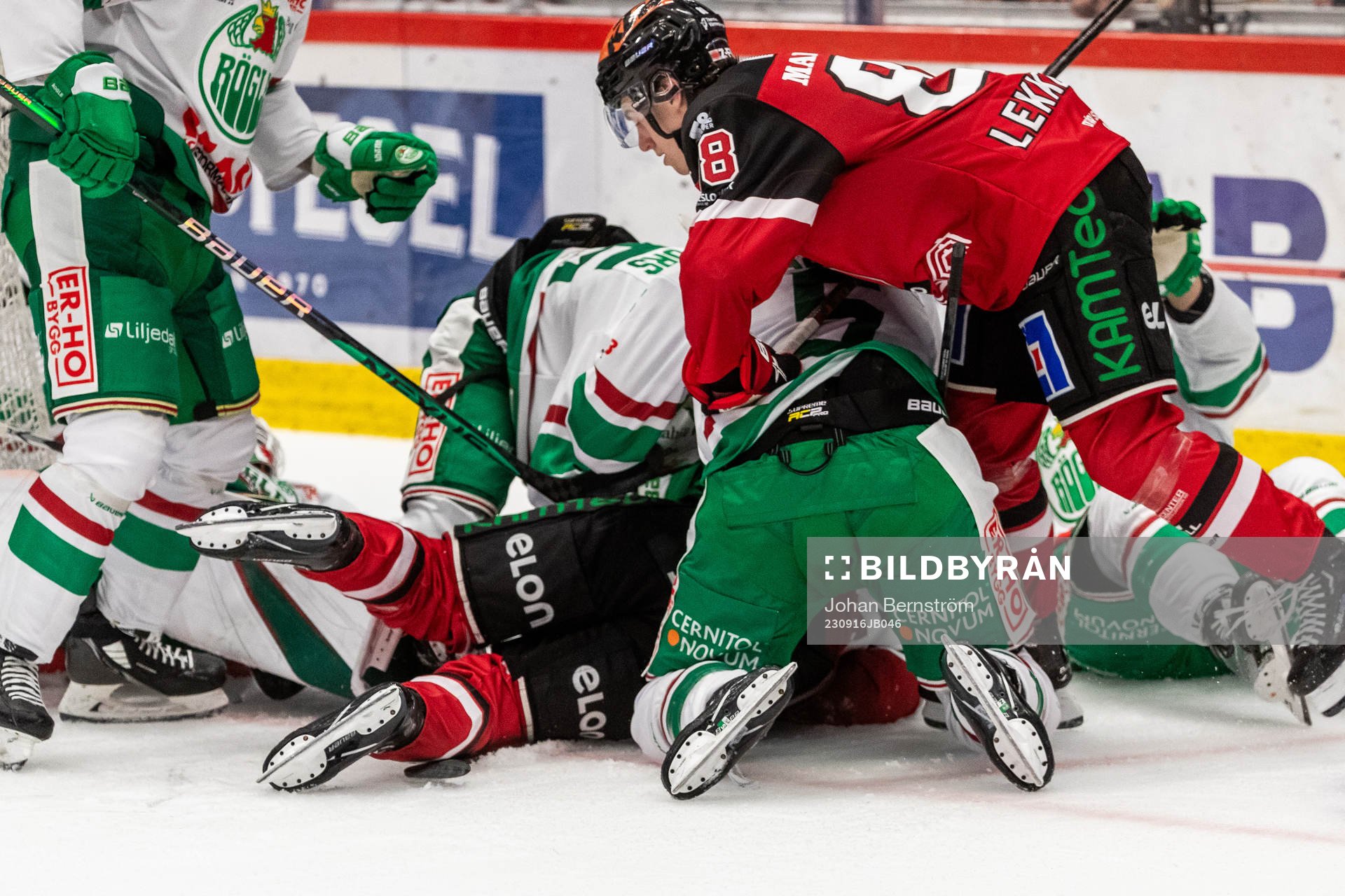 Örebros Jonathan Lekkerimäki och Rögles målvakt Petr