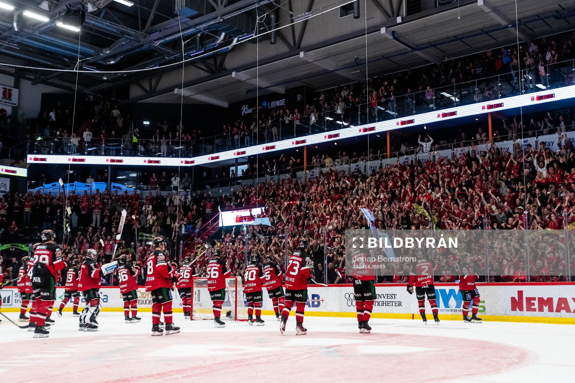 Örebros spelare jublar med publiken