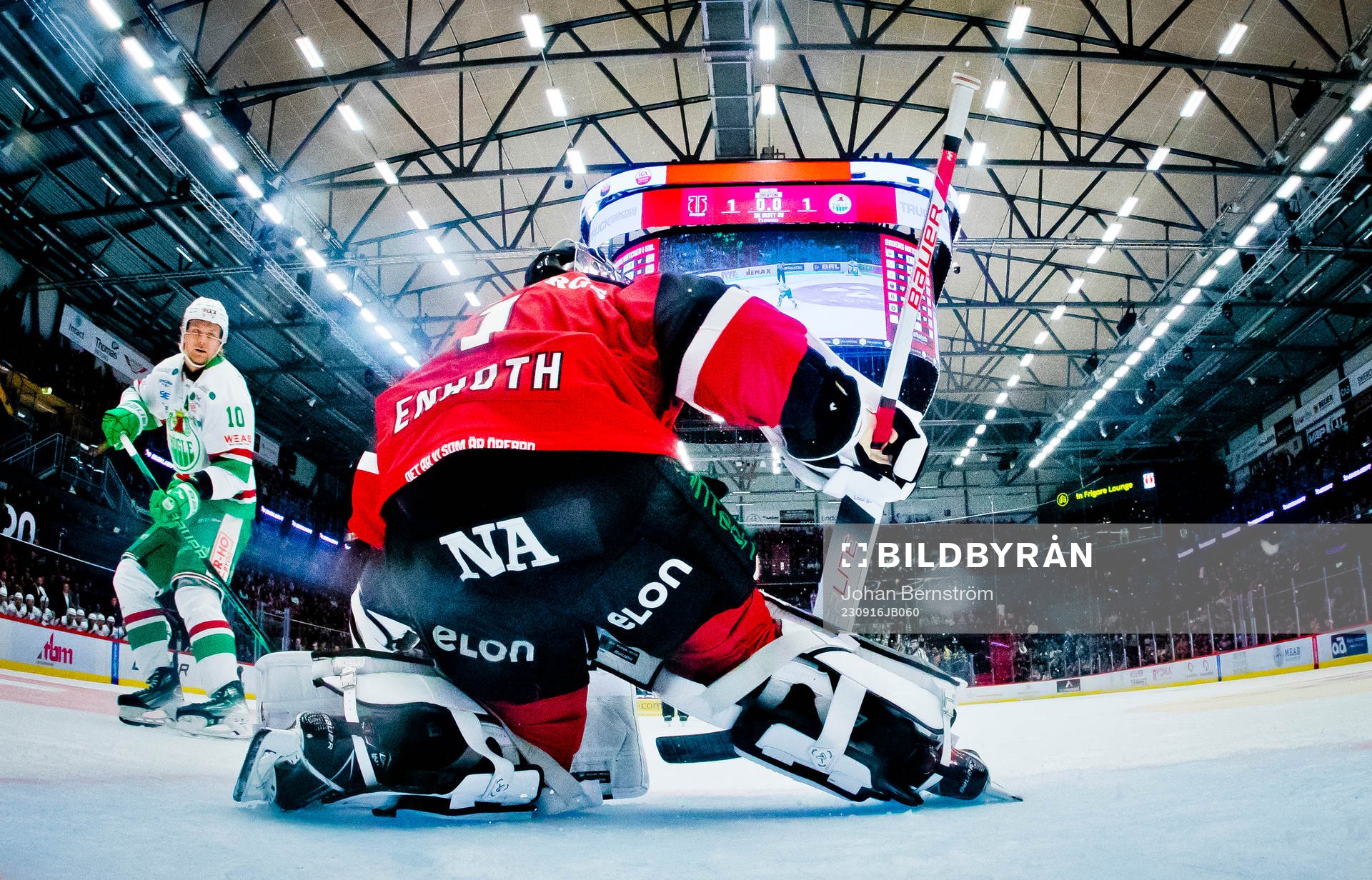 Örebros målvakt Jhonas Enroth räddar straff från