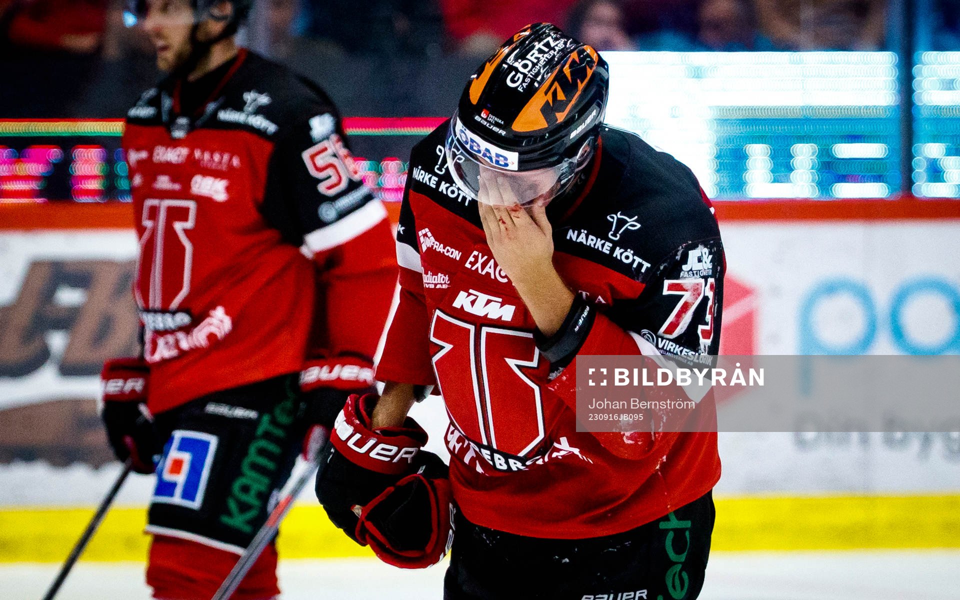 Örebros Oliver Eklind lämnar isen blodig