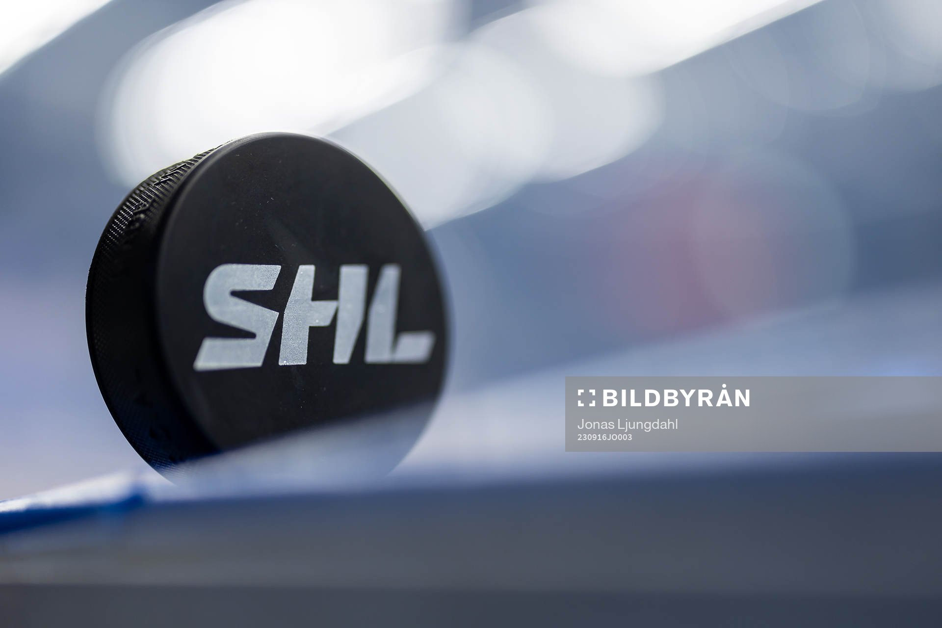 Matchpuck med SHL logo före ishockeymatchen i SHL mellan