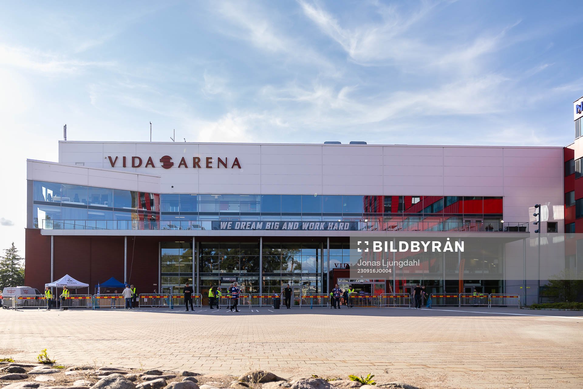 Exteriör vy av Vida arena före ishockeymatchen i SHL